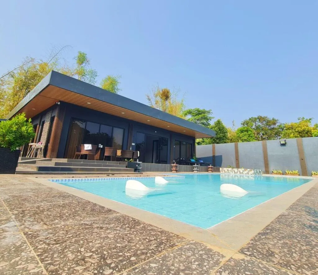 Pool view in DE PORCH