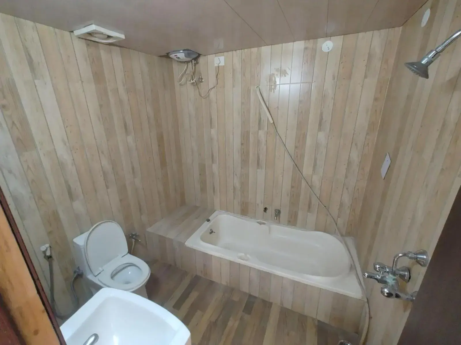 HOTEL RAHI. HOTEL RAHI.