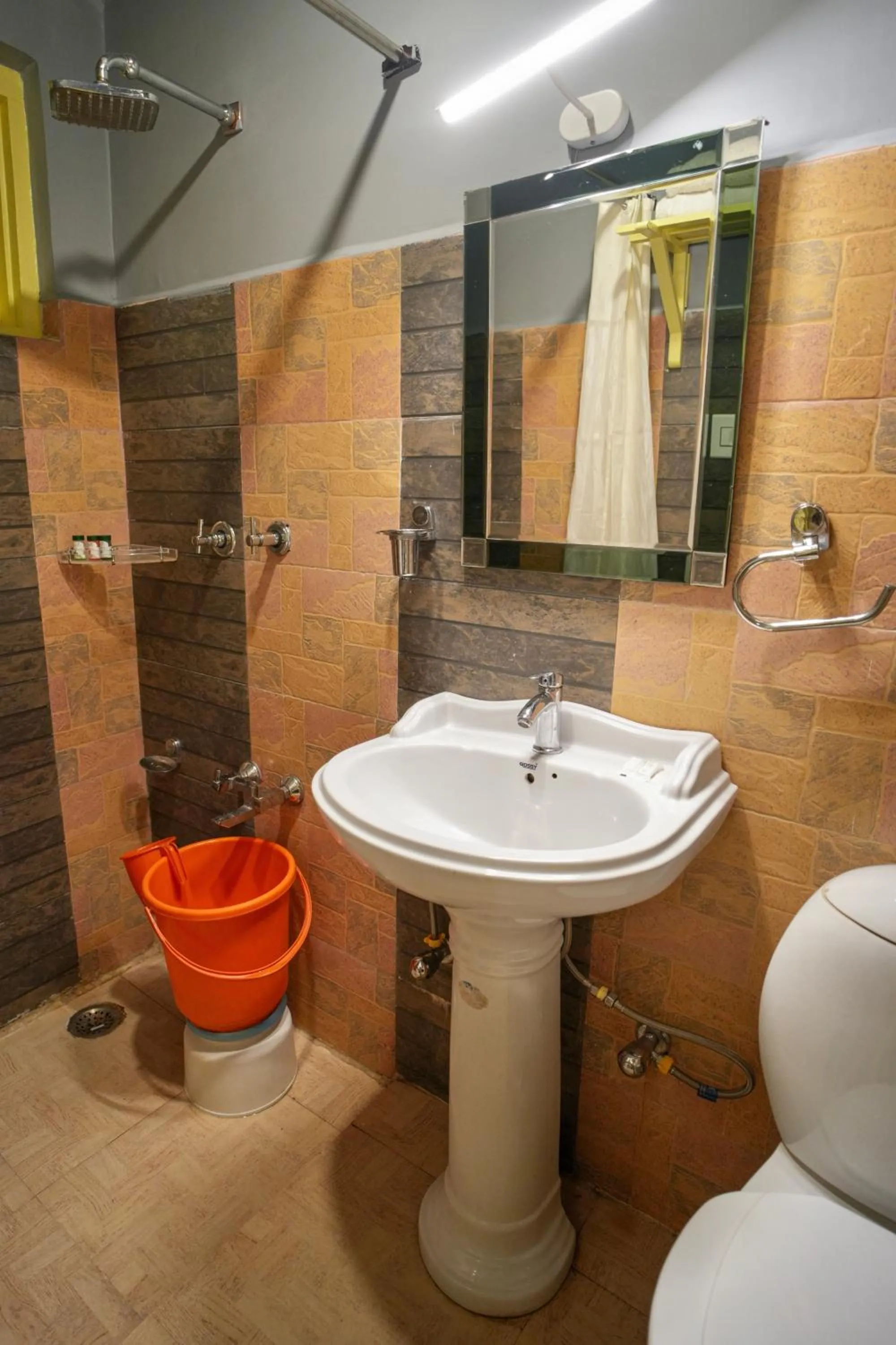 Shower in Hotel Little Silver