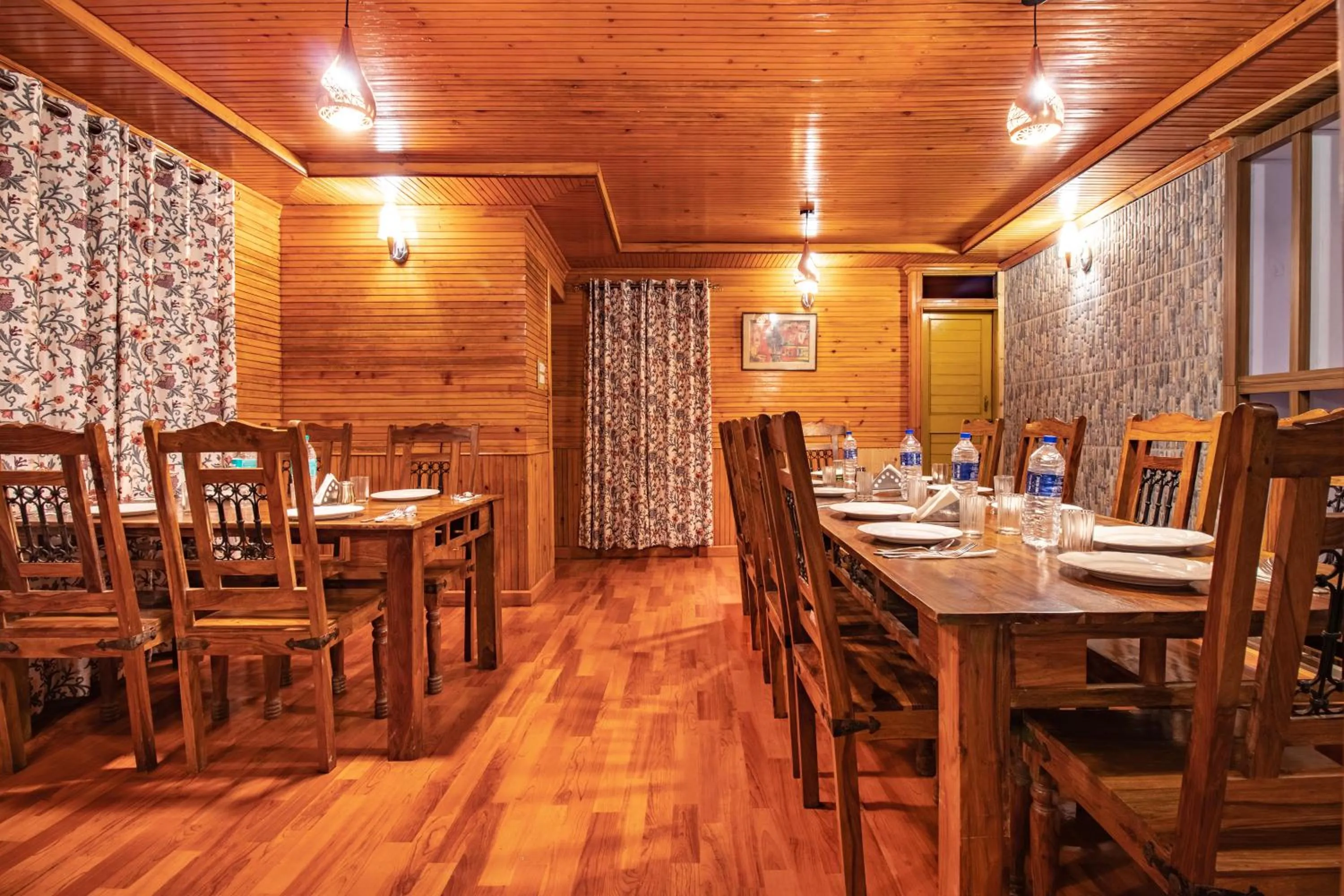 Restaurant/places to eat in Hotel Little Silver