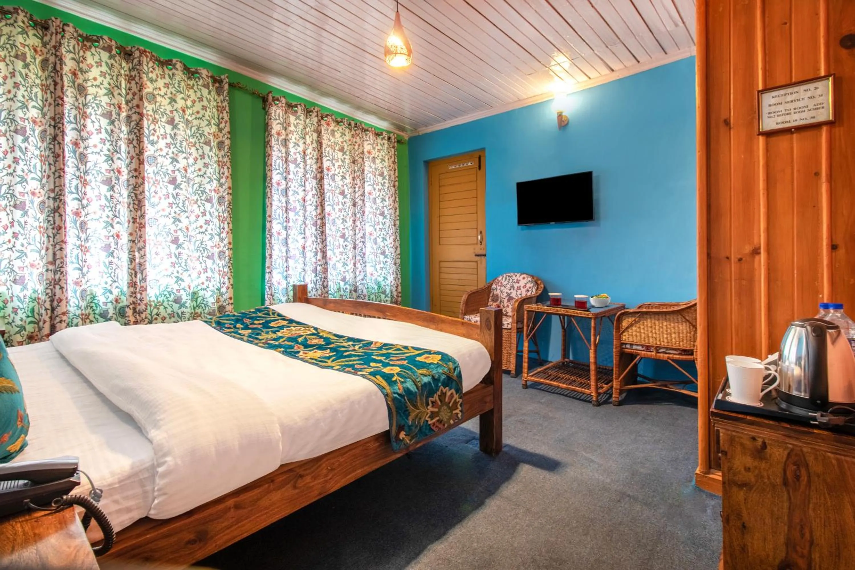 TV and multimedia, Bed in Hotel Little Silver