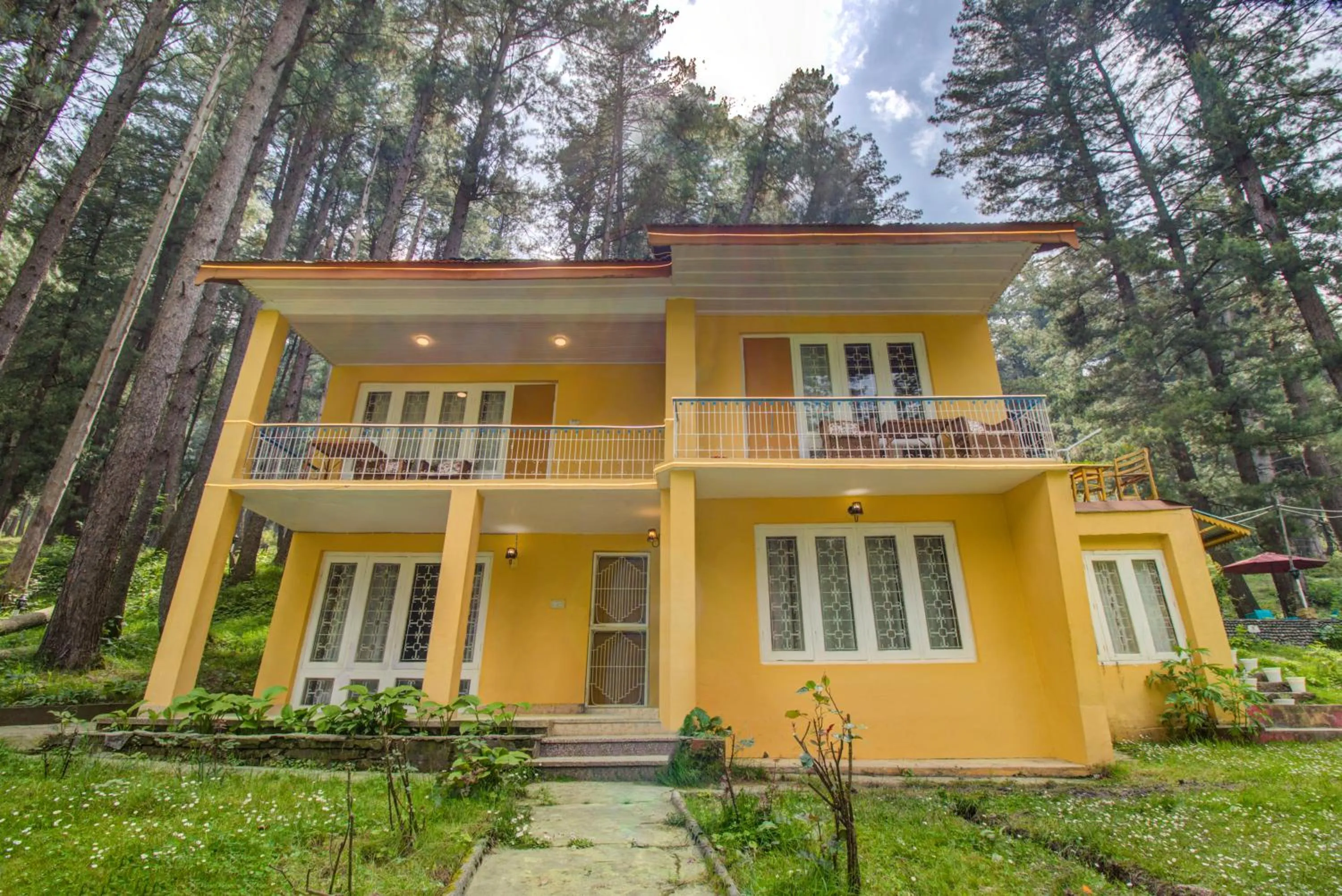 Property building in Hotel Little Silver