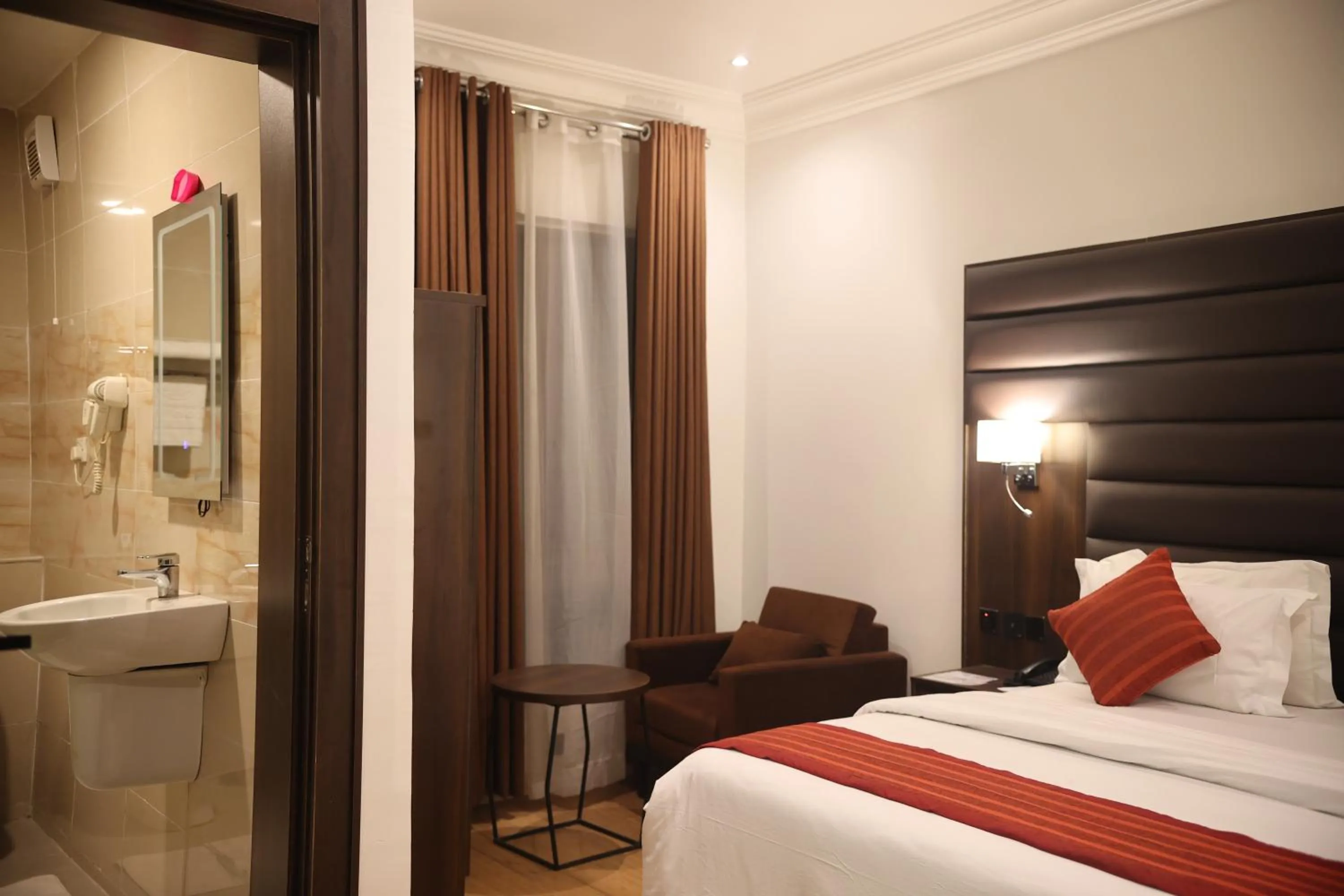 Shower, Bed in Bolton White Hotel - Abuja