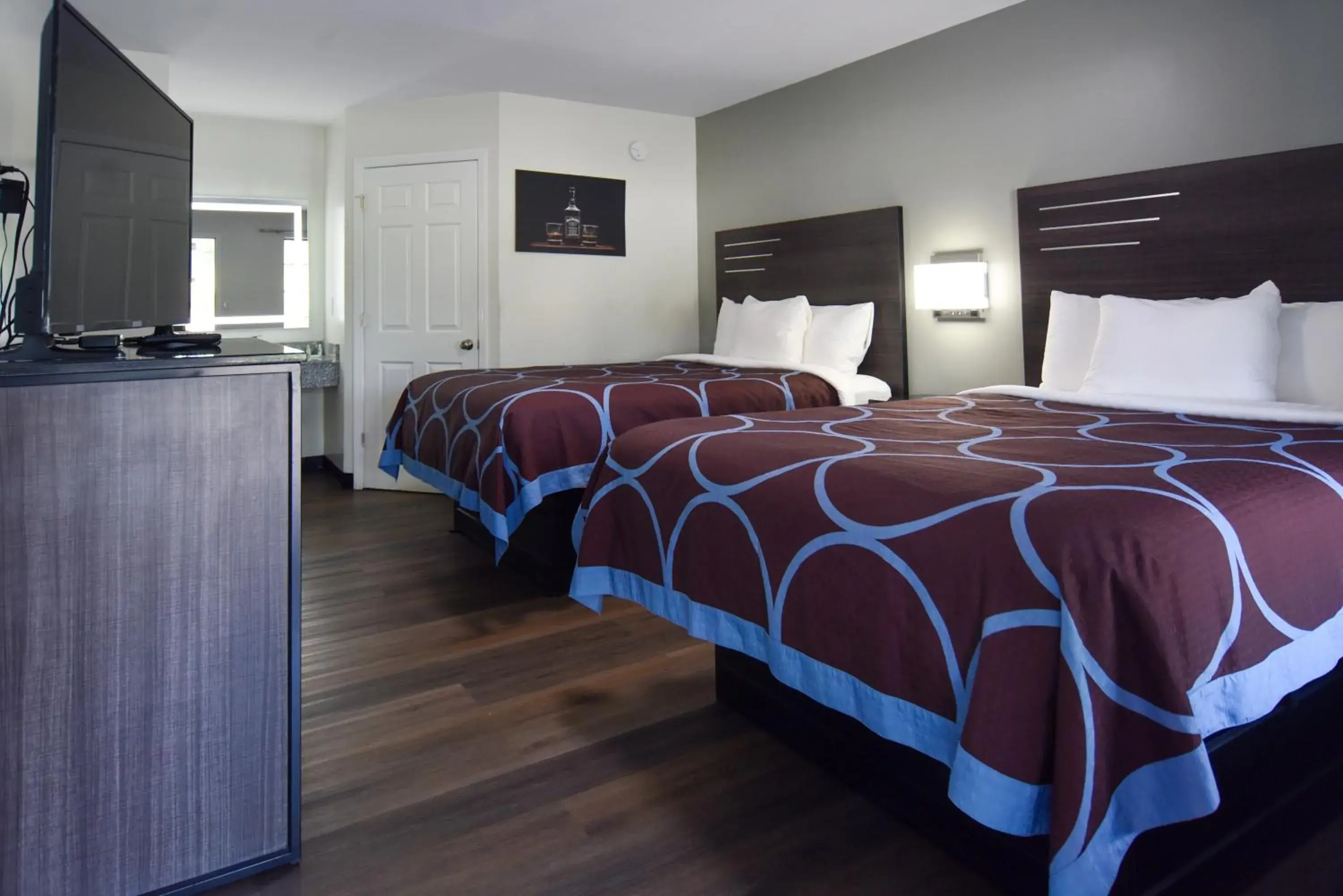 Queen Room with Two Queen Beds in Lynchburg Country Inn Queen Room with Two Queen Beds in Lynchburg Country Inn