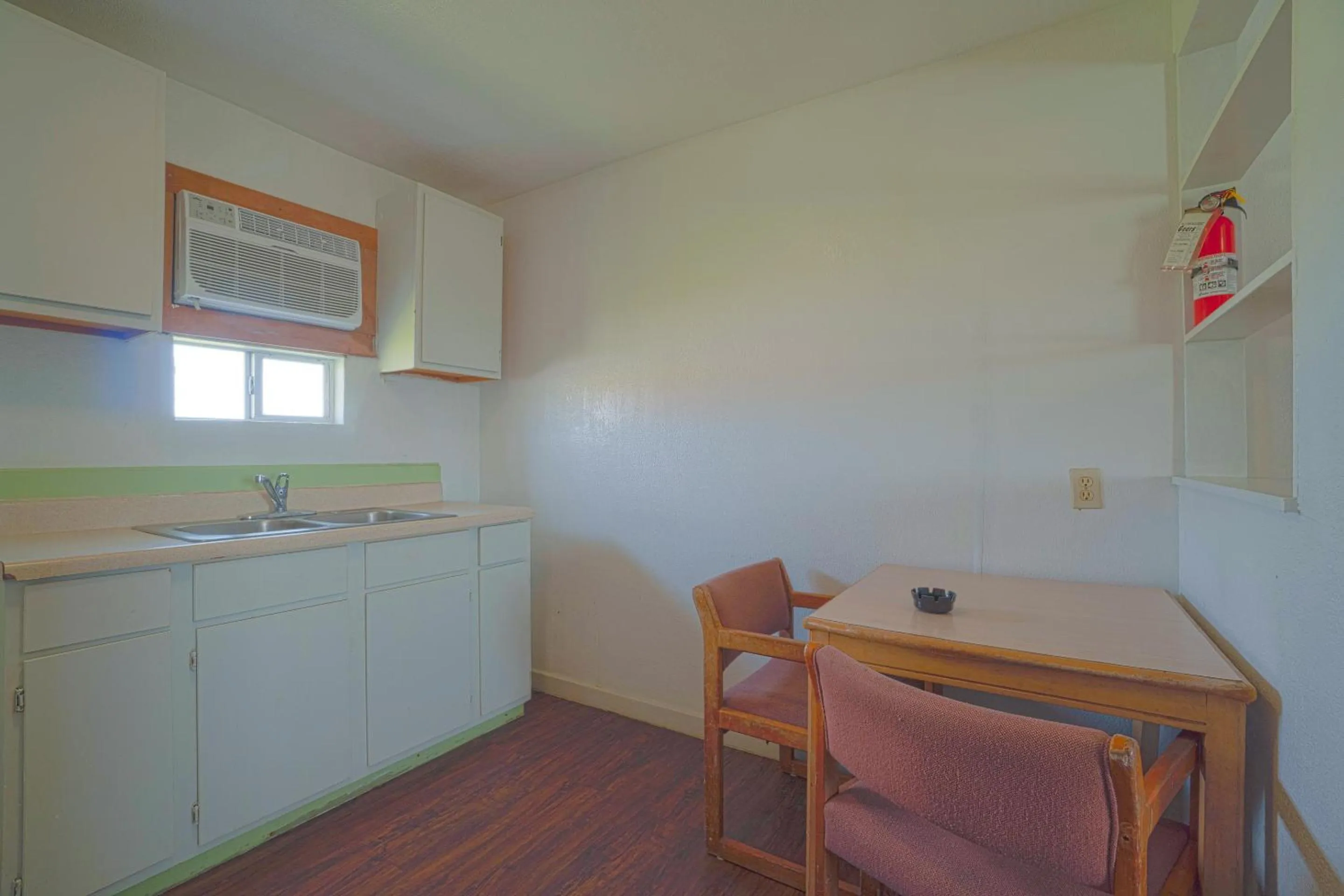 Kitchen or kitchenette in Budget Inn By OYO Corpus Christi Beach