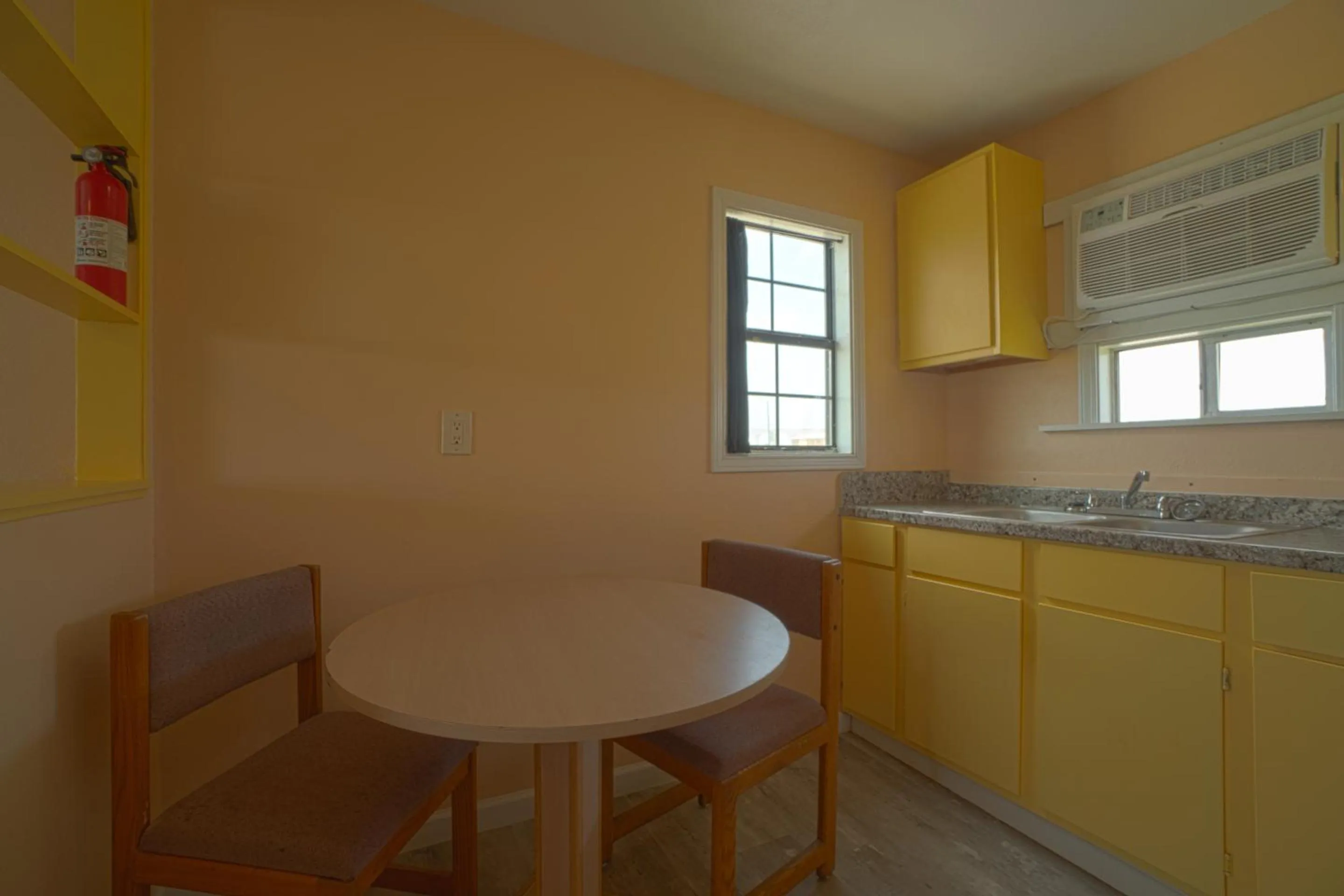 Kitchen or kitchenette in Budget Inn By OYO Corpus Christi Beach