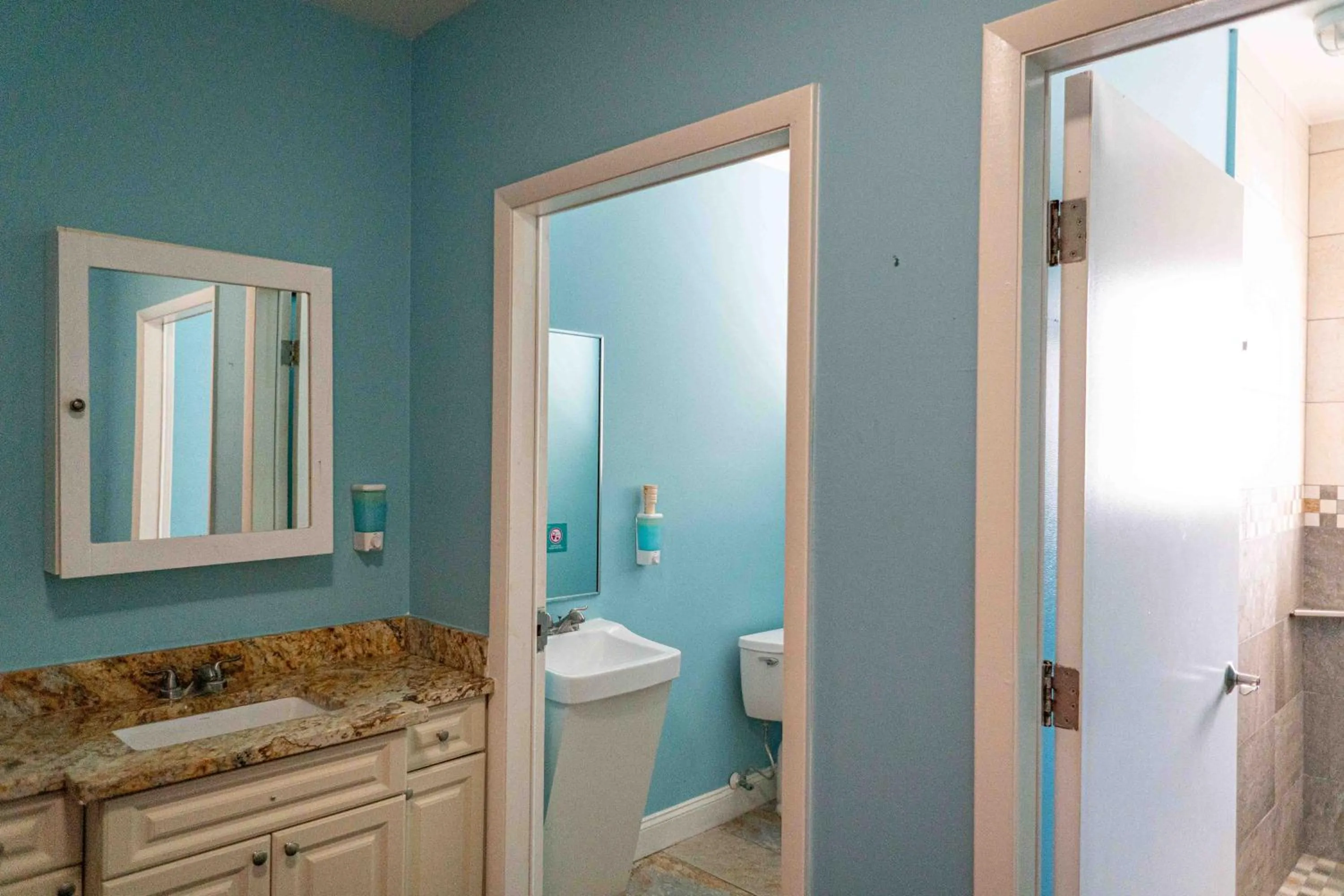 Shower in Beds n' Drinks