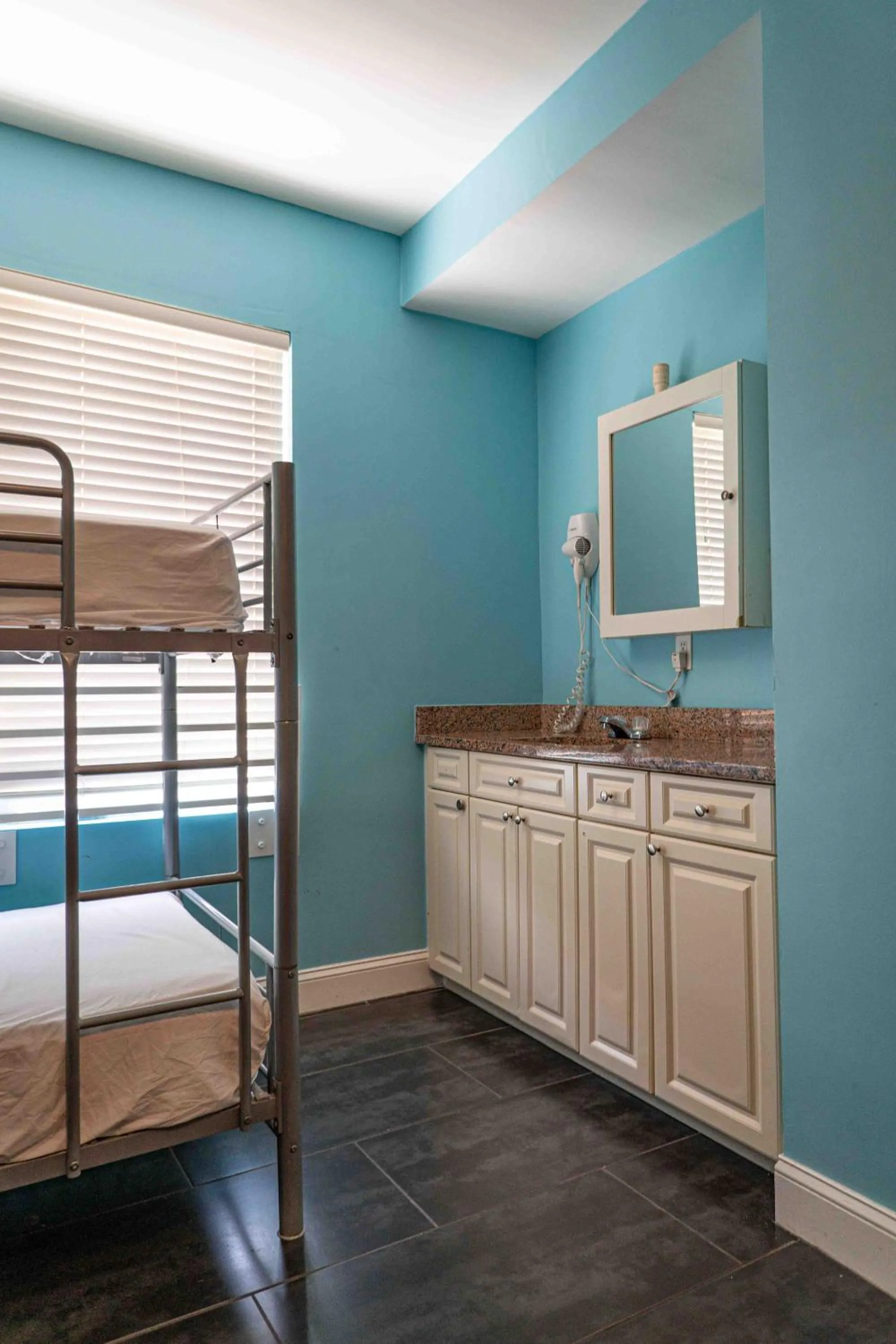 Toilet, Bed in Beds n' Drinks