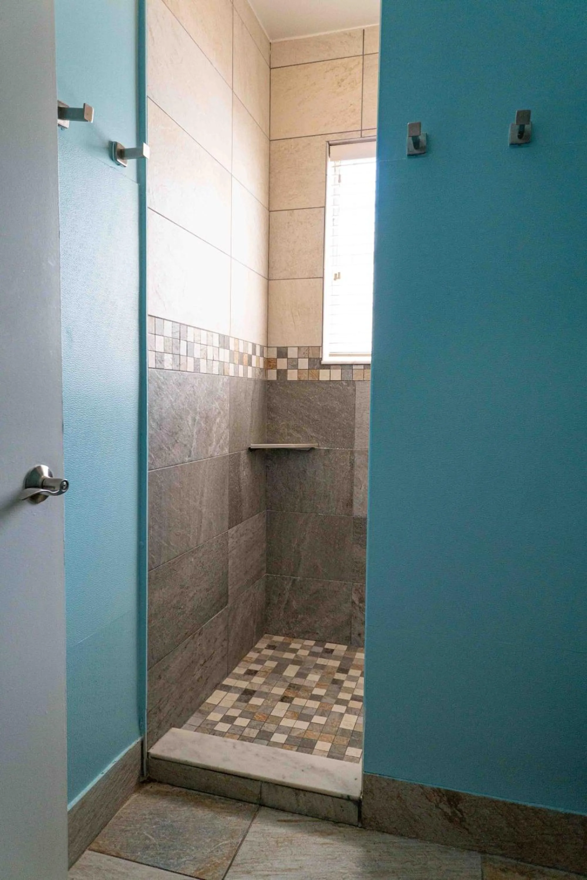 Shower in Beds n' Drinks