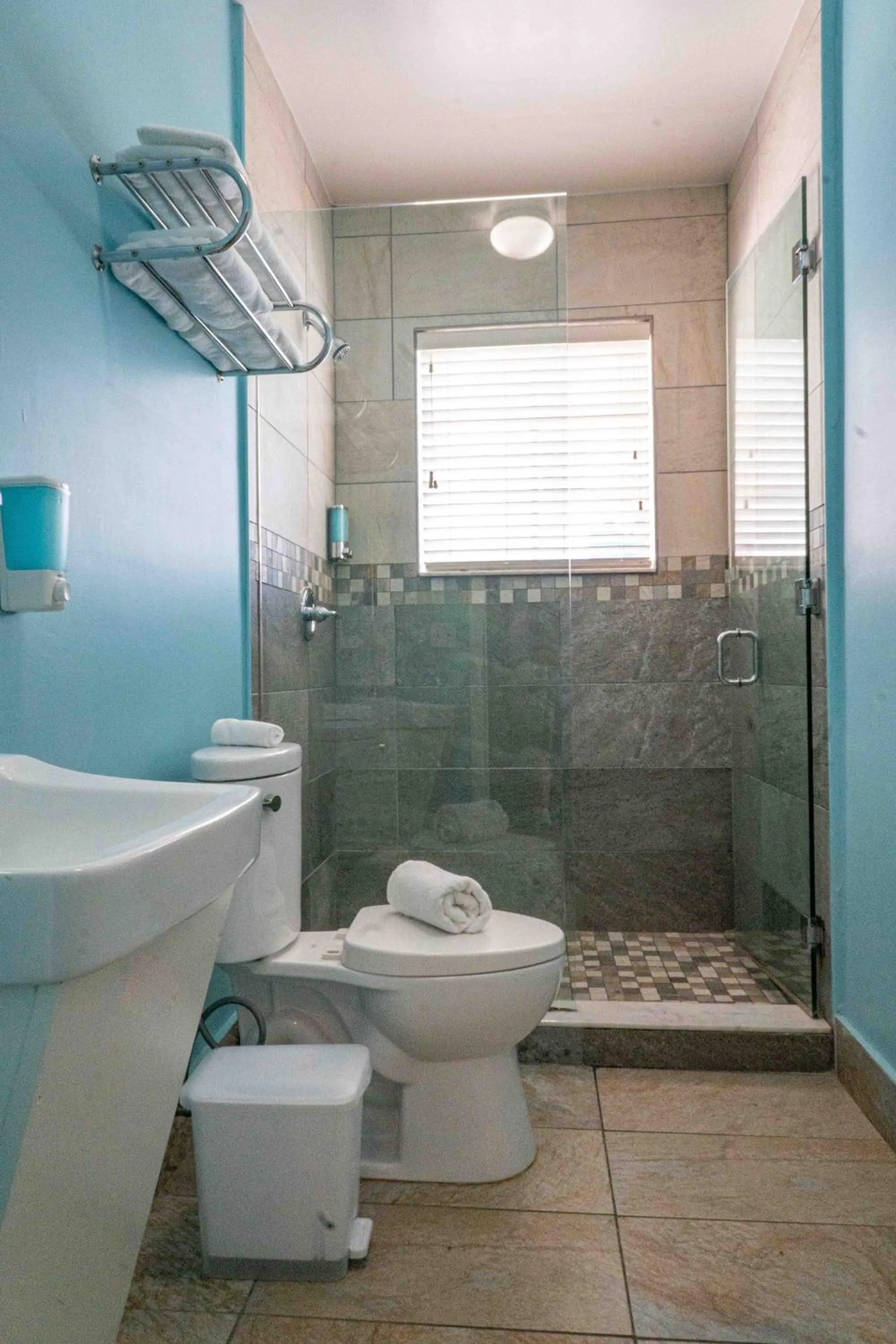 Shower in Beds n' Drinks