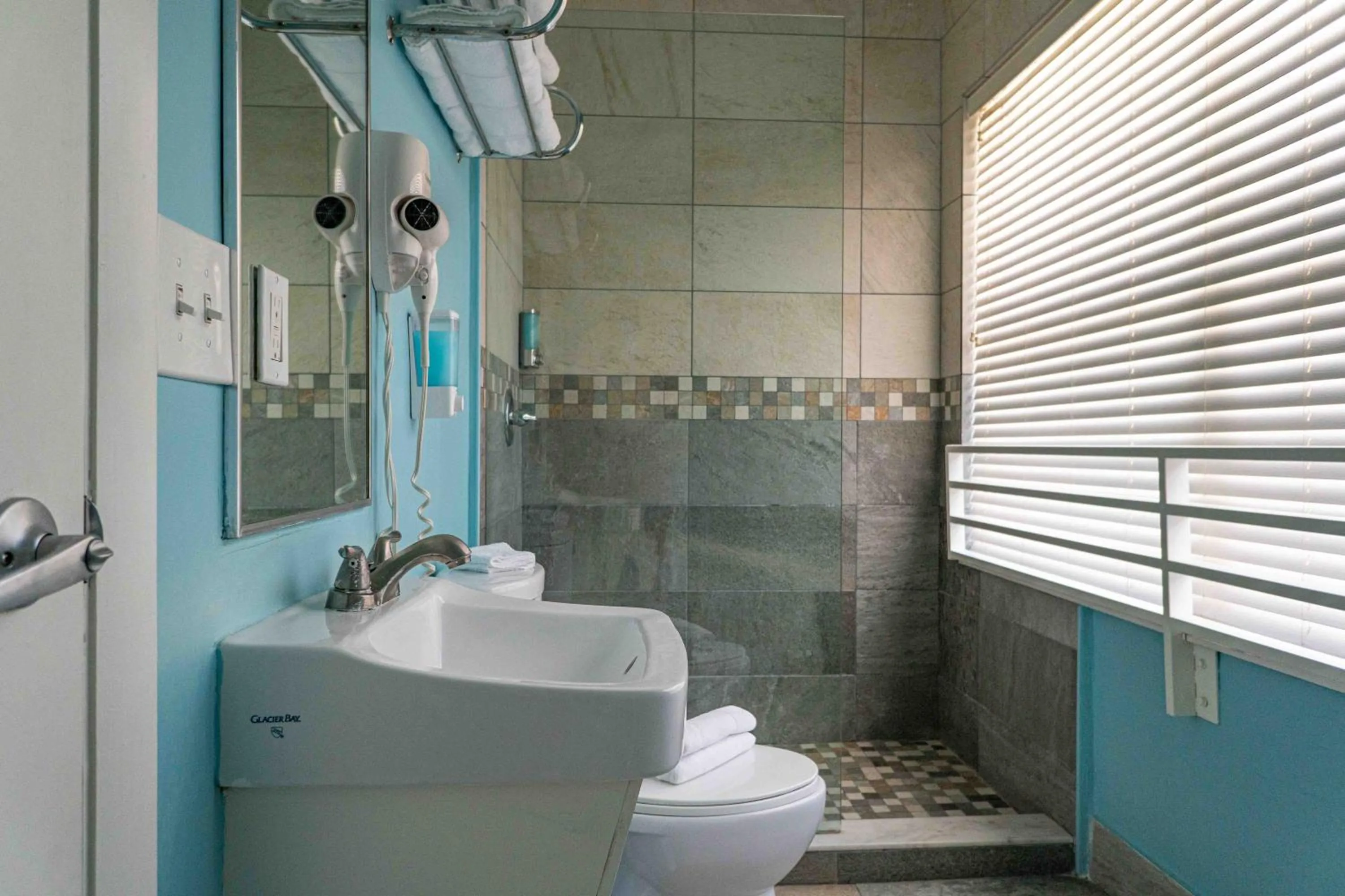 Shower in Beds n' Drinks