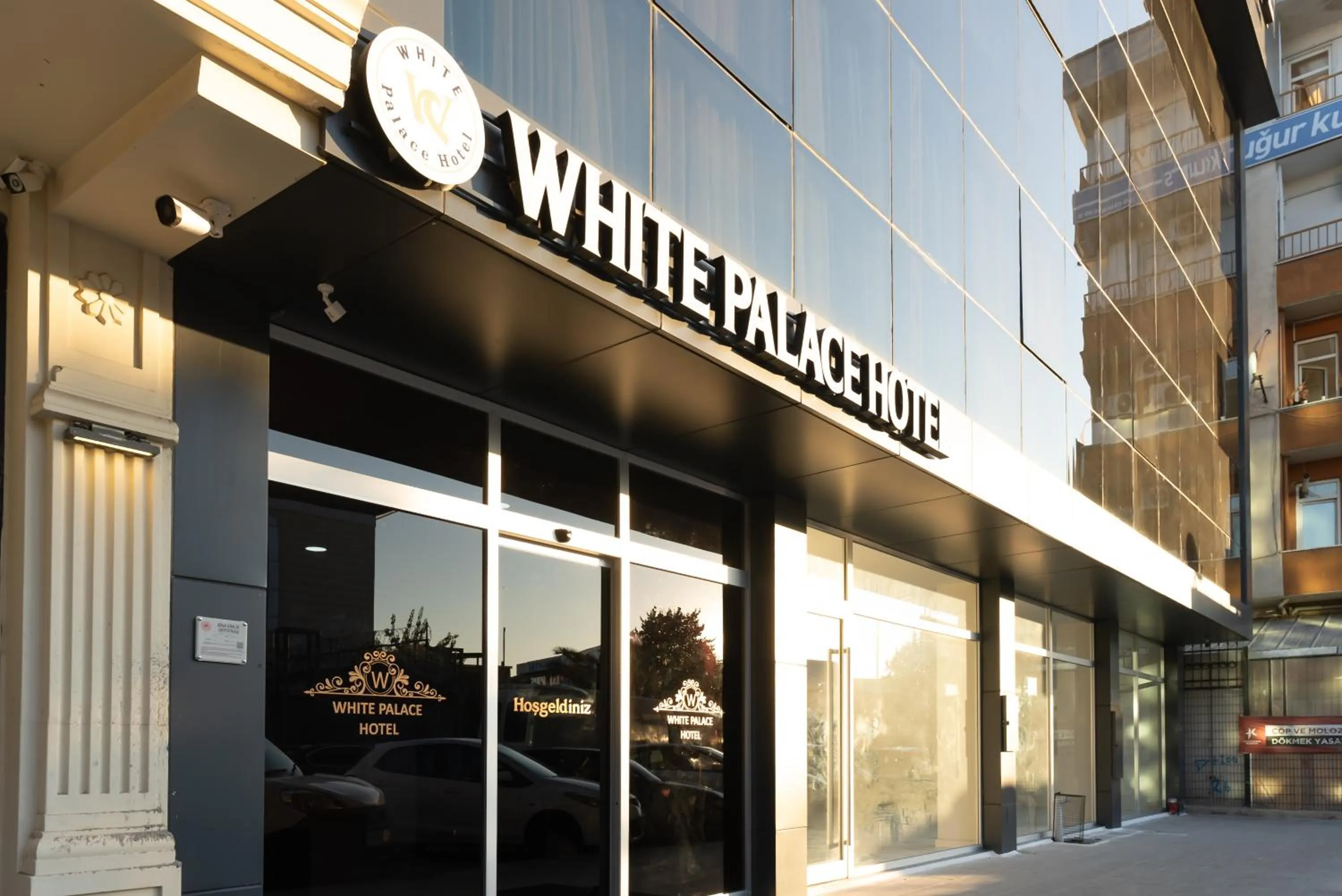 Logo/Certificate/Sign in WP White Palace Hotel