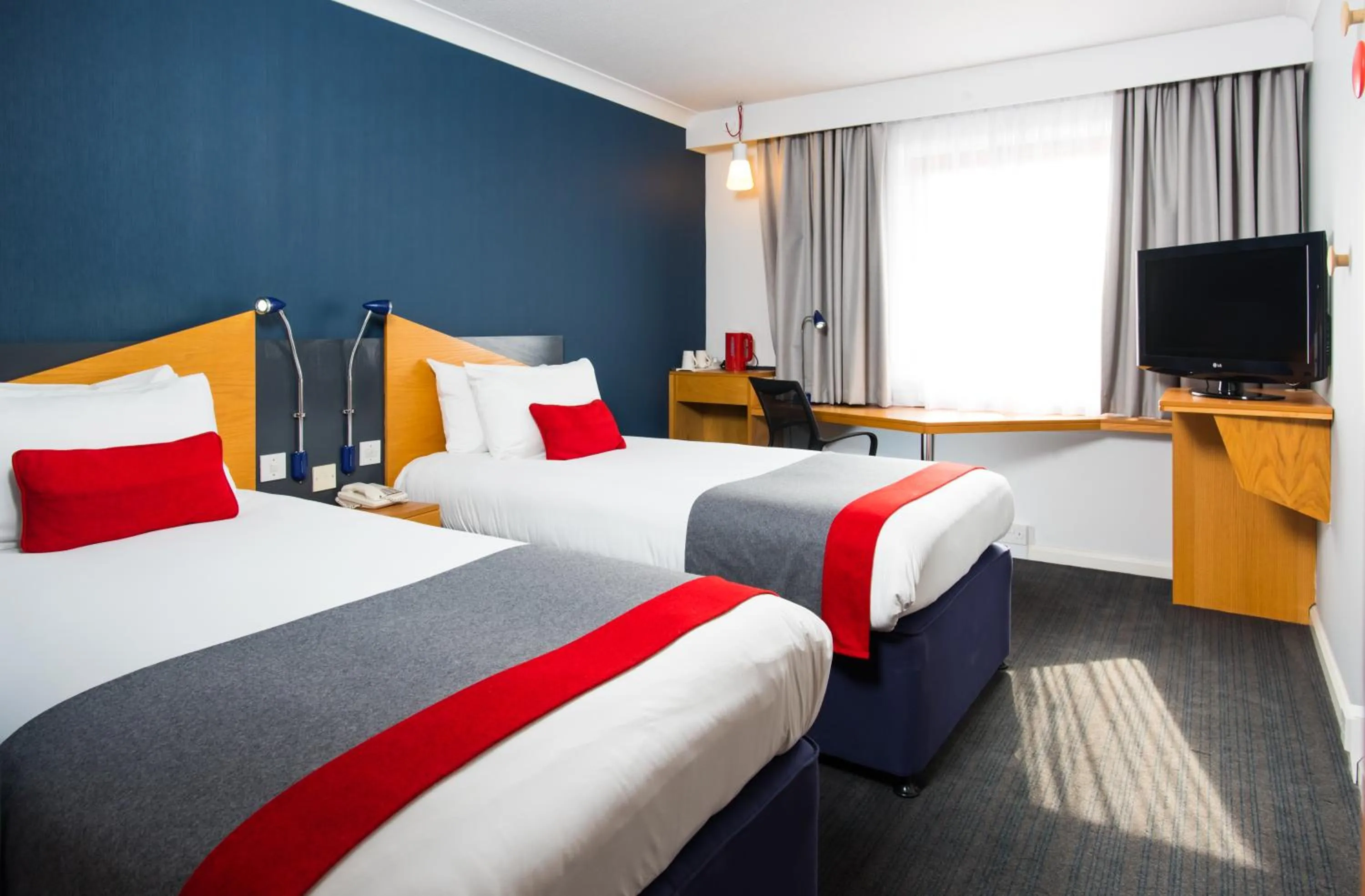 Photo of the whole room, Bed in Holiday Inn Express Derby Pride Park by IHG