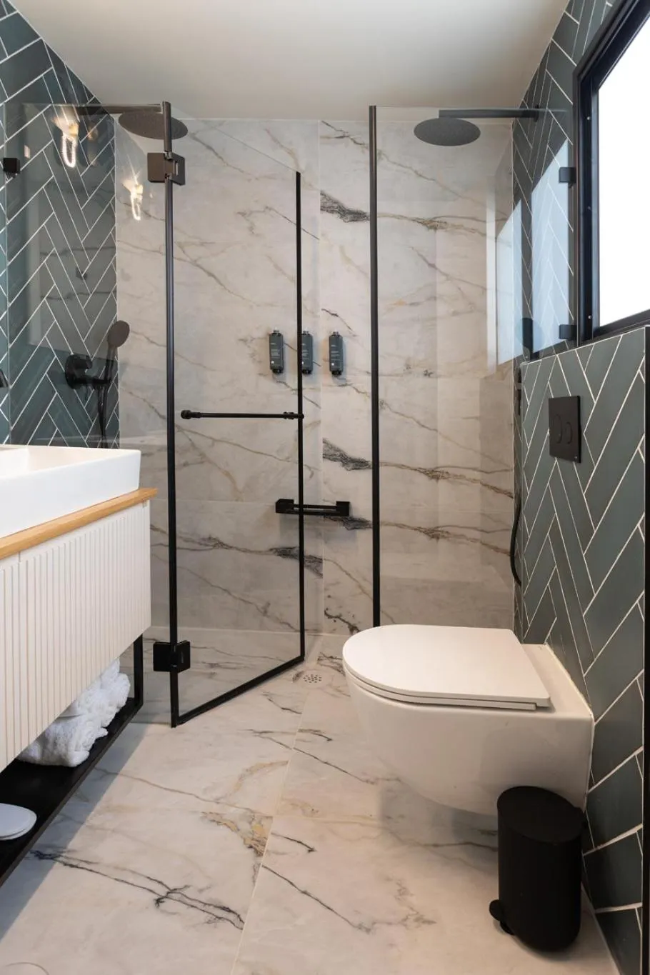 Shower in De Sheinkin