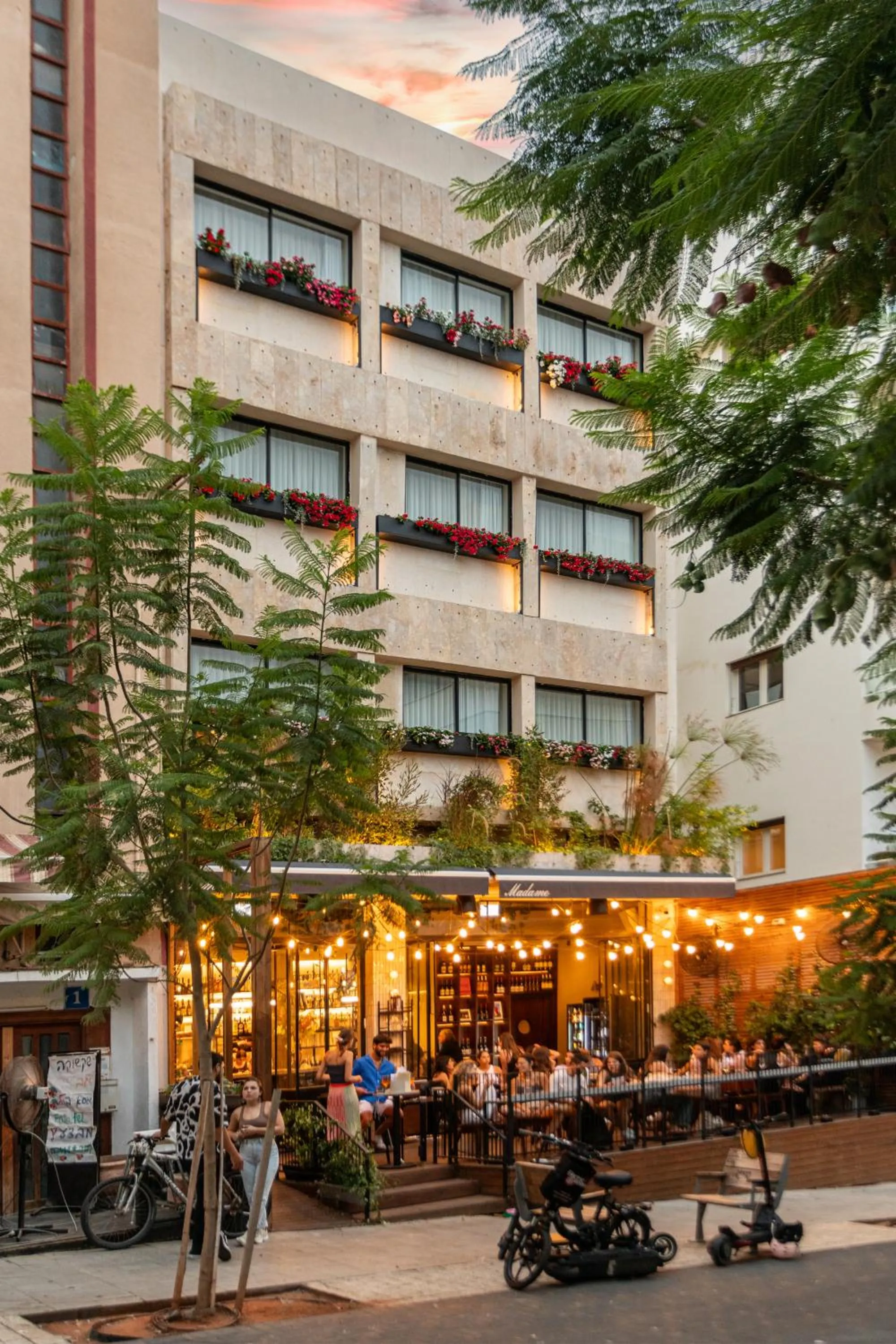 Property building in De Sheinkin