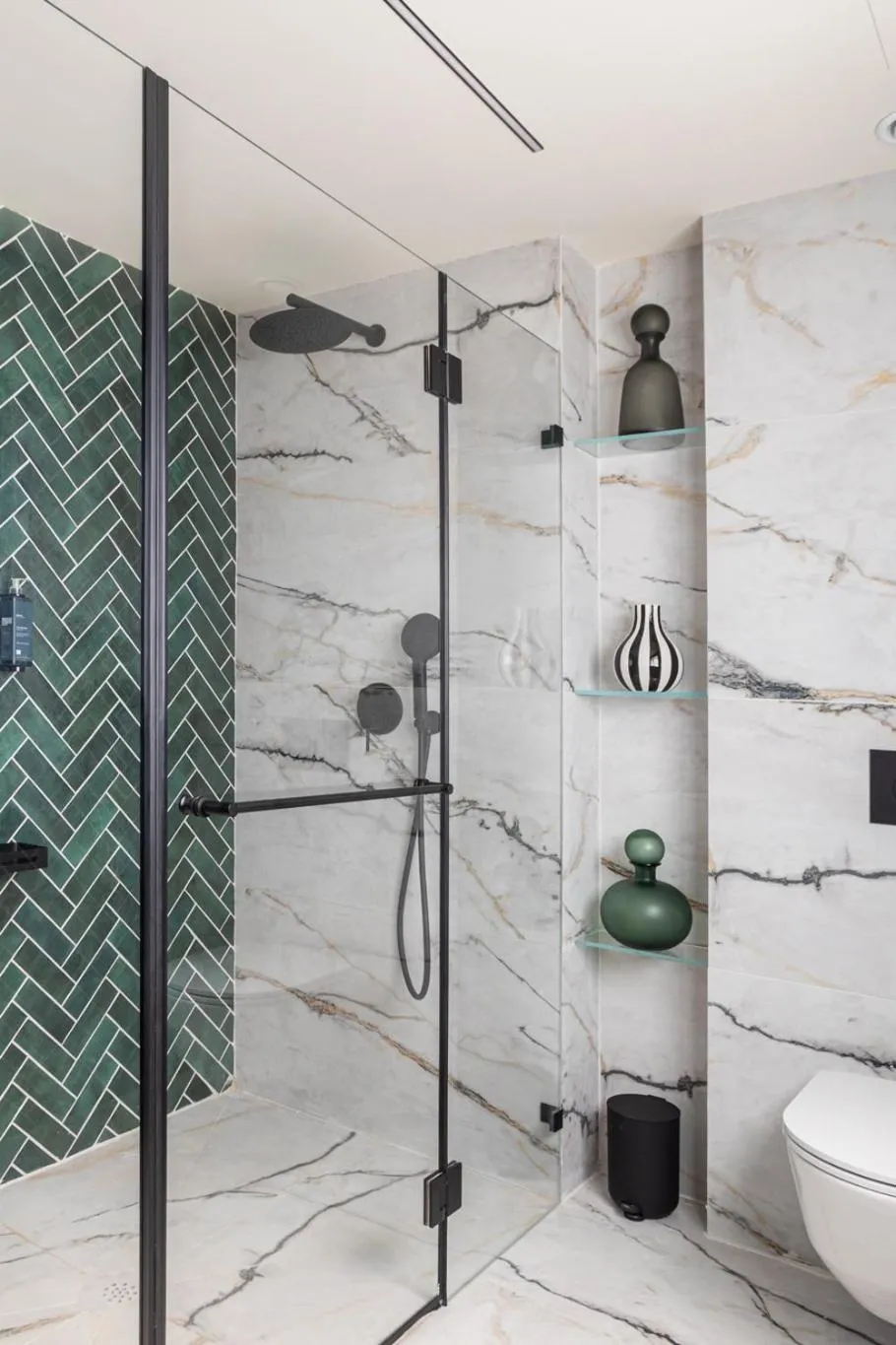 Shower in De Sheinkin