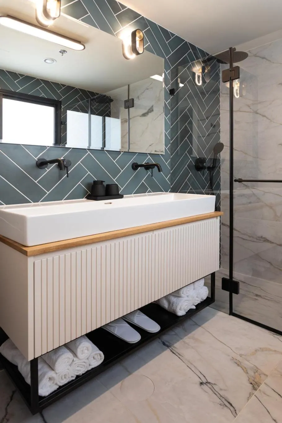 Shower in De Sheinkin