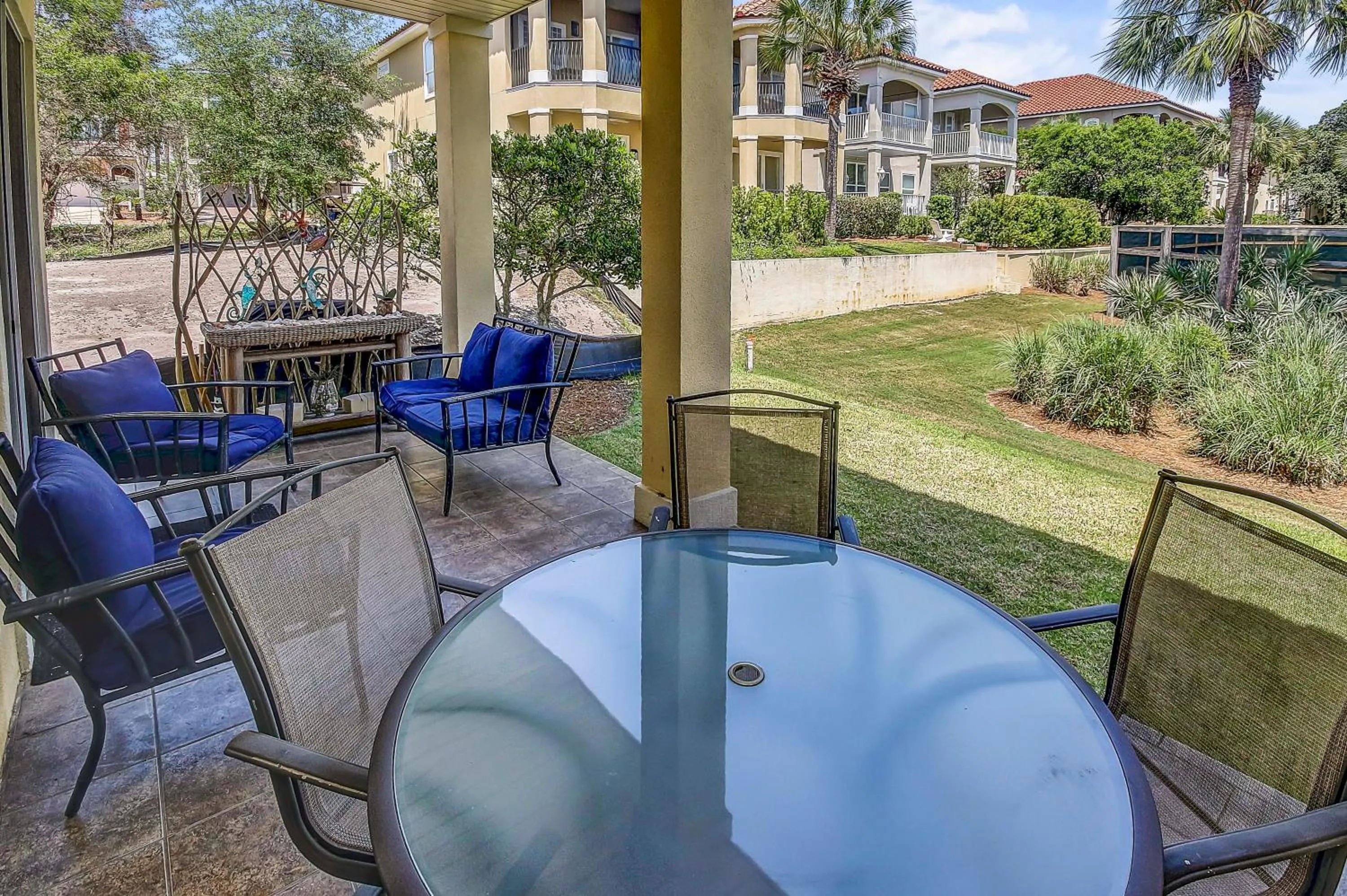 Dining area in 136 La Valencia Cir - At Peace