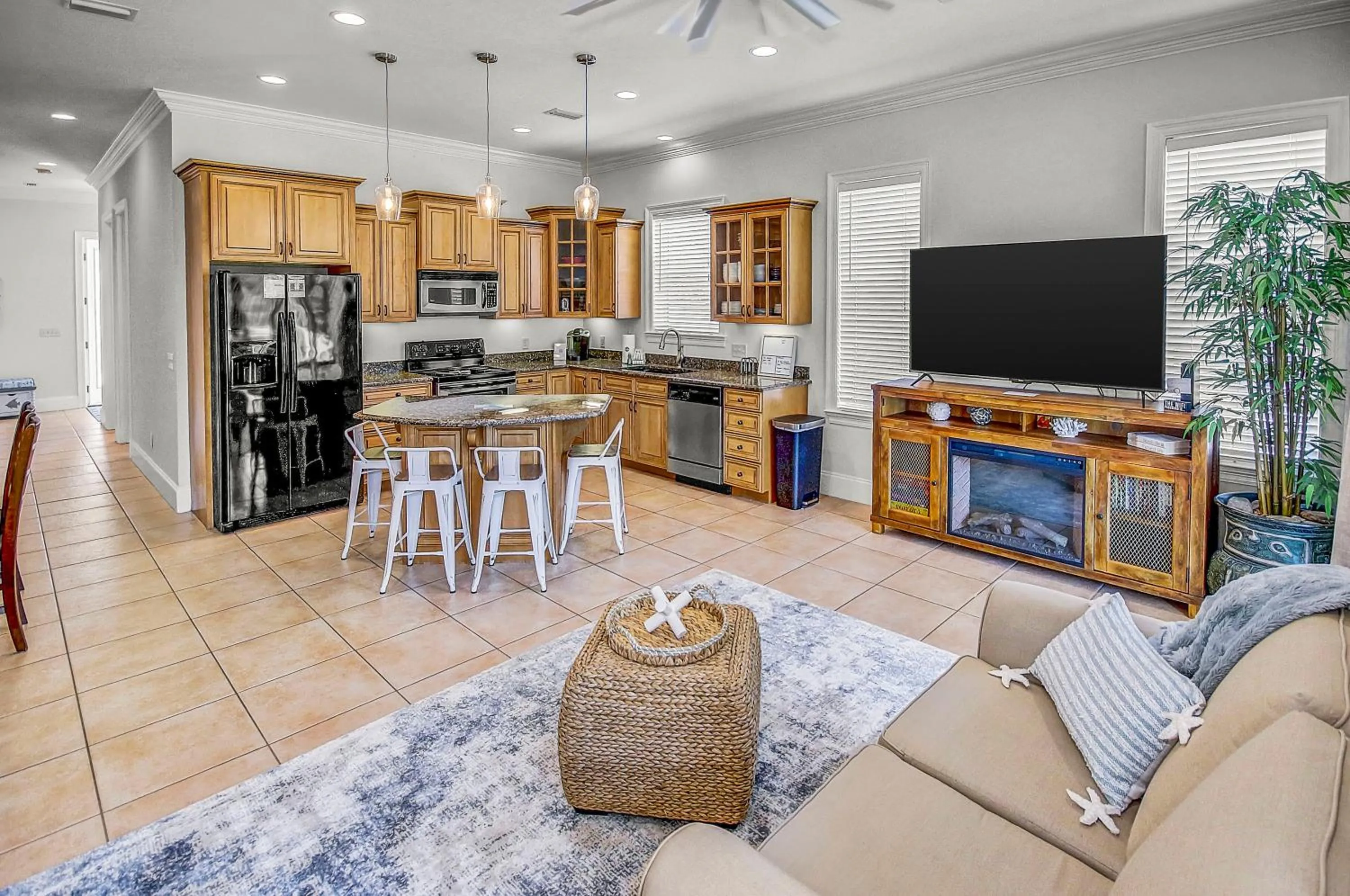 Photo of the whole room in 136 La Valencia Cir - At Peace