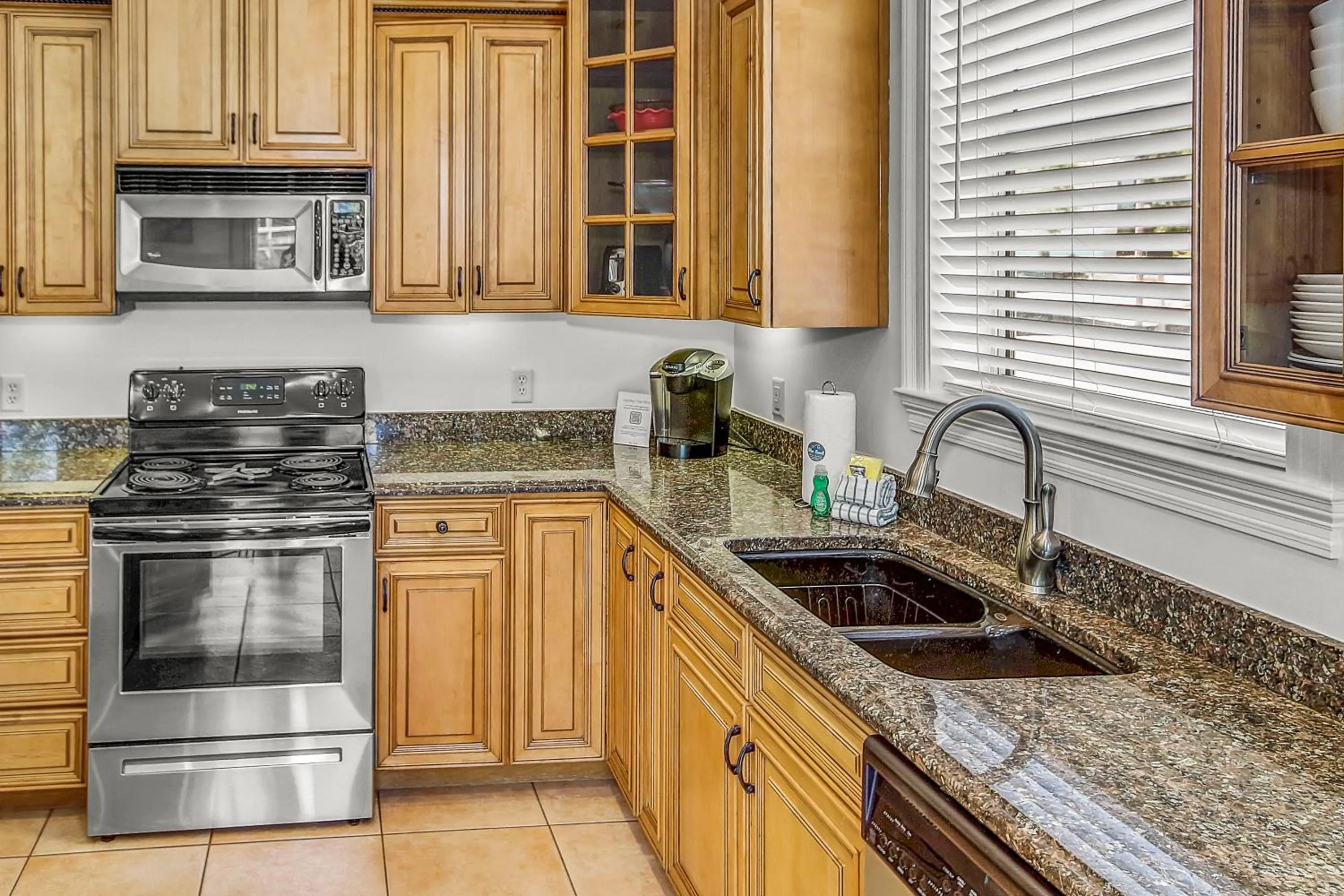 Kitchen or kitchenette in 136 La Valencia Cir - At Peace