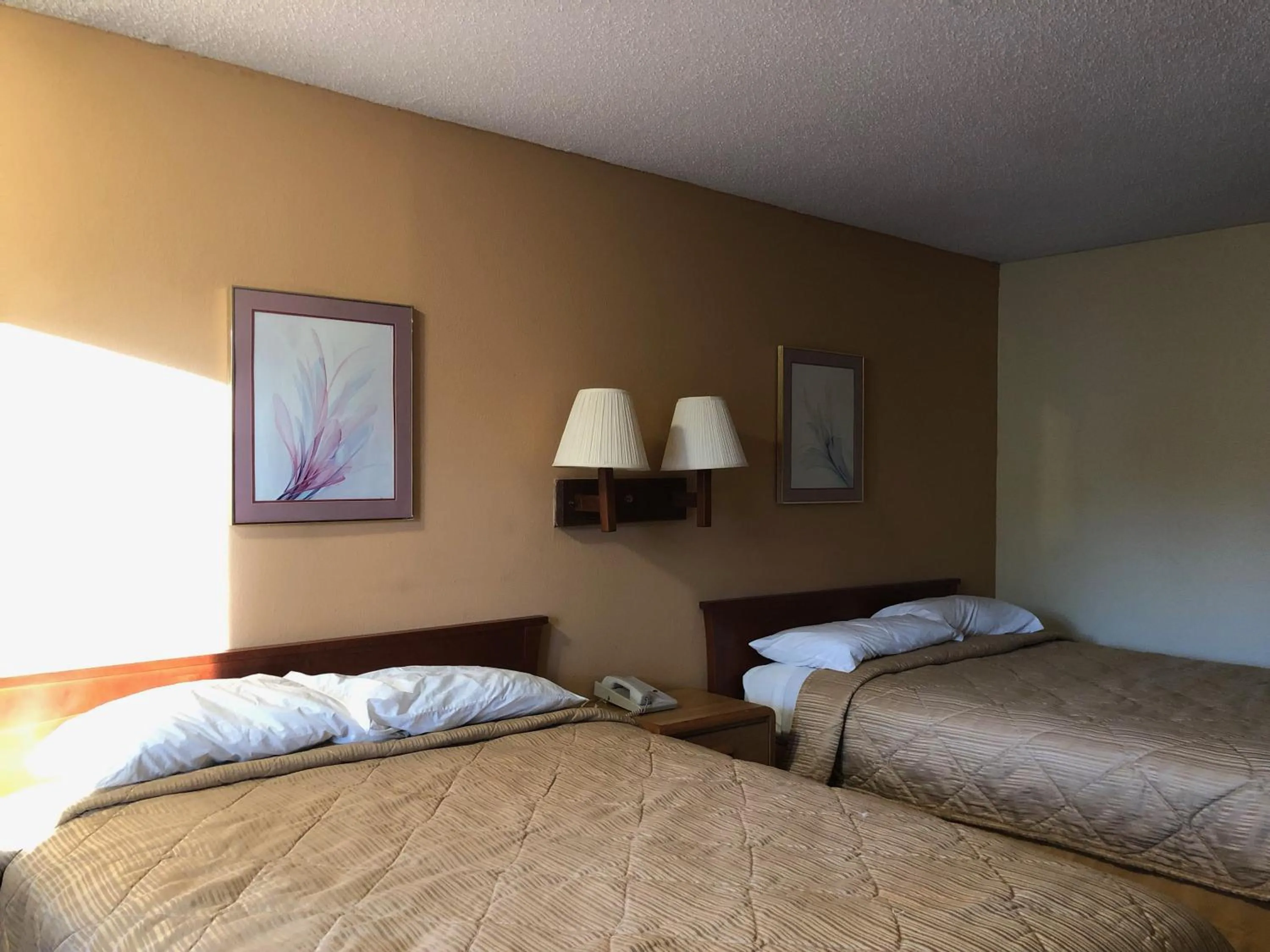 Bed in Americas Best Inn - Savannah I-95