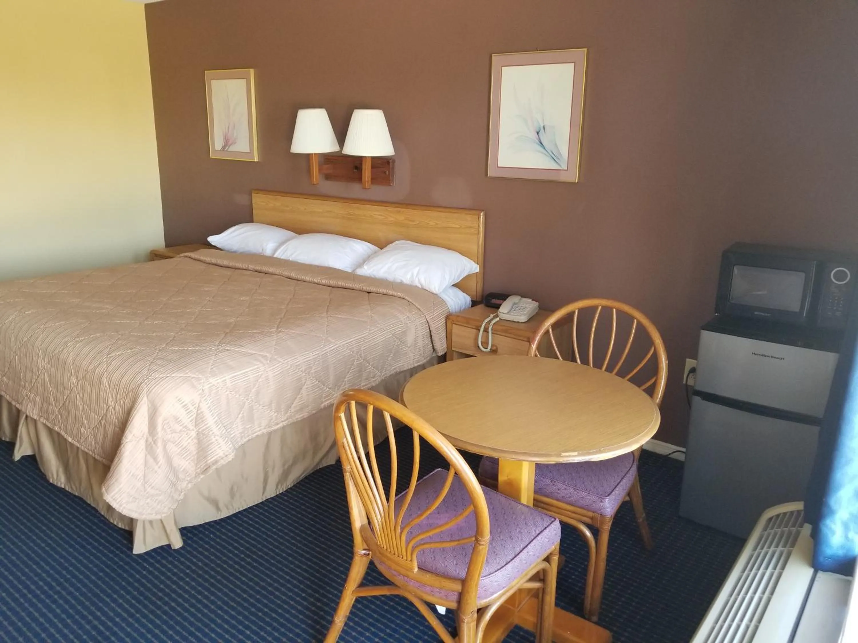 Bed in Americas Best Inn - Savannah I-95