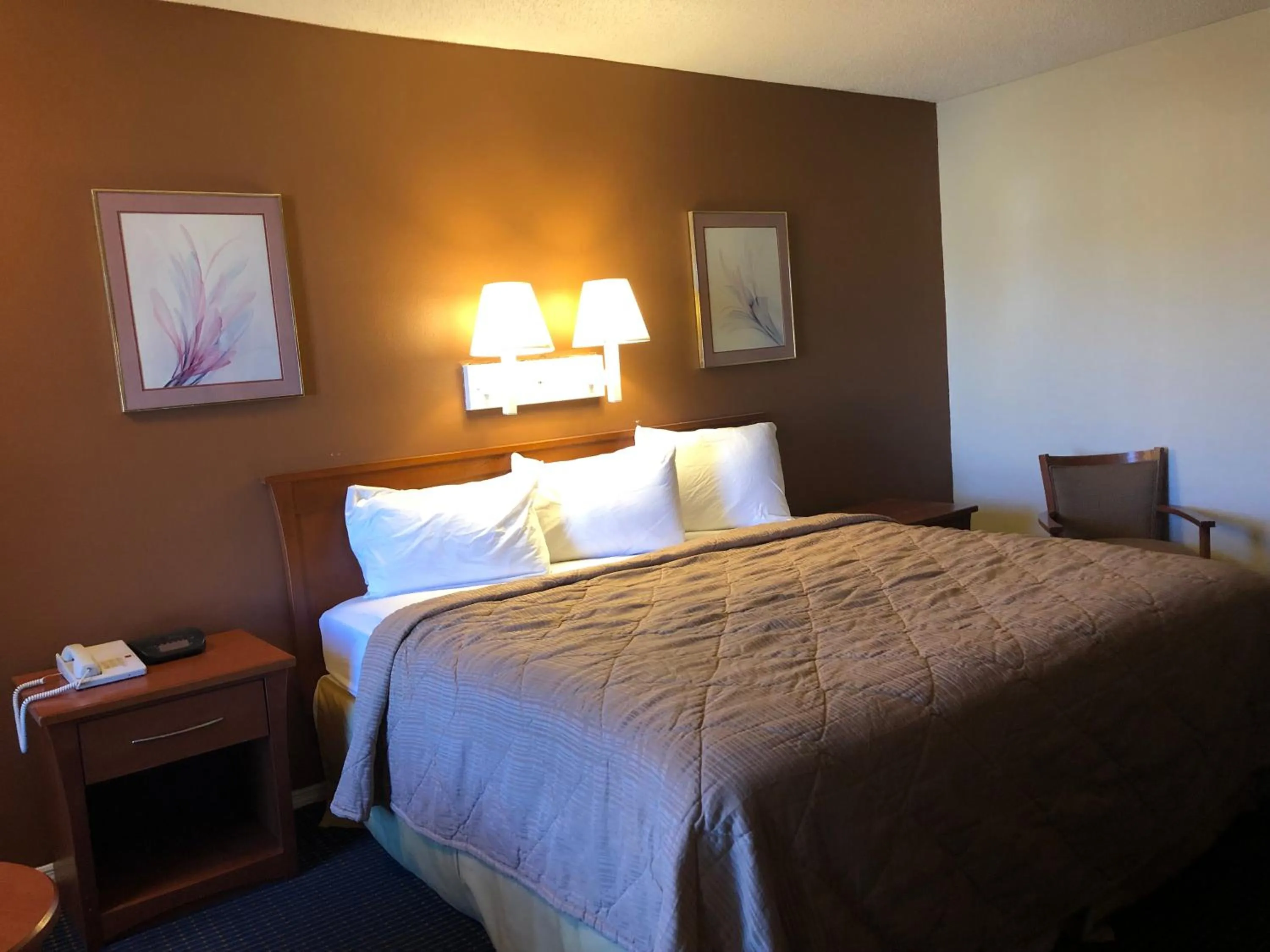 Bed in Americas Best Inn - Savannah I-95