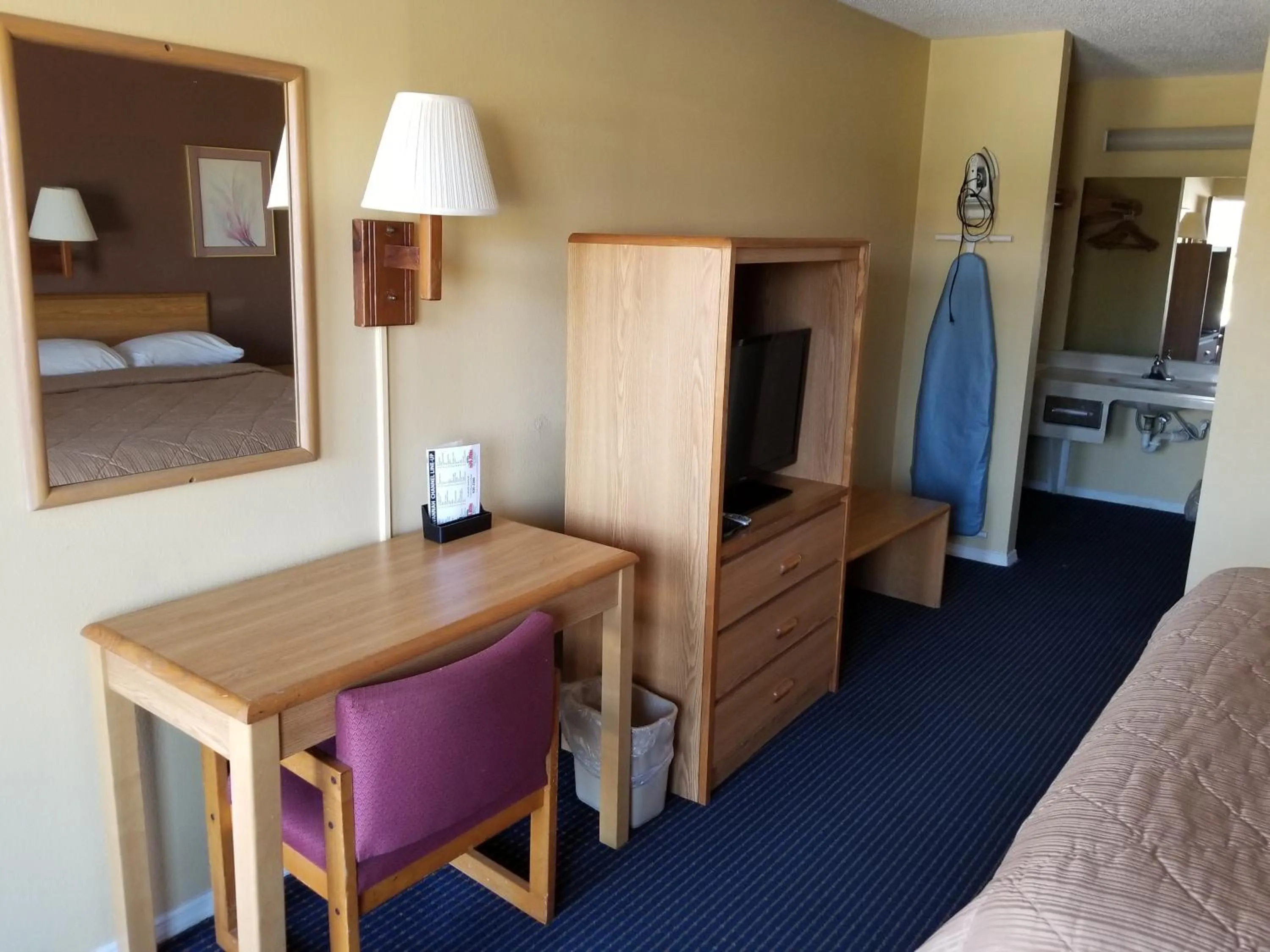 Bed in Americas Best Inn - Savannah I-95