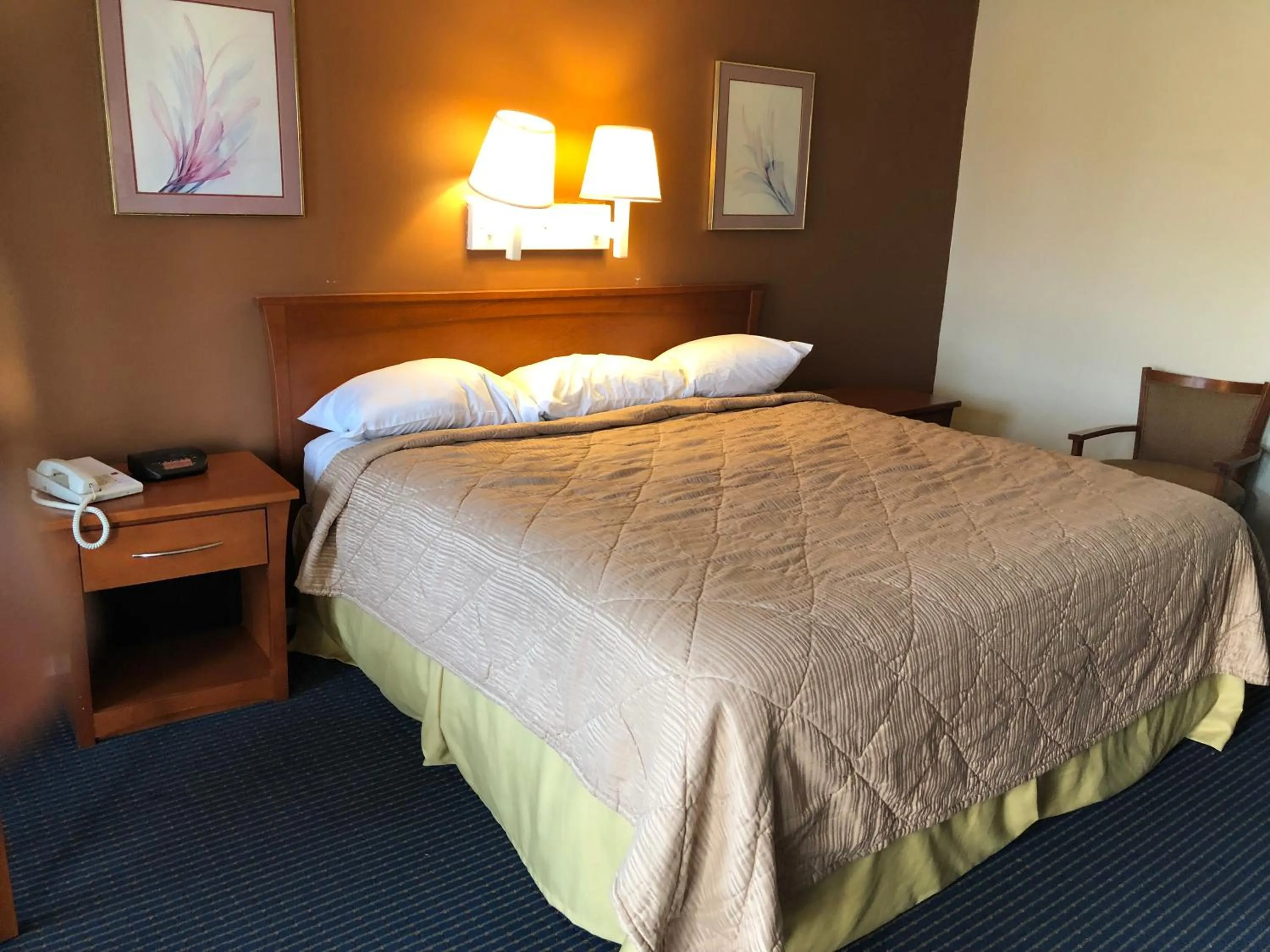 Bed in Americas Best Inn - Savannah I-95