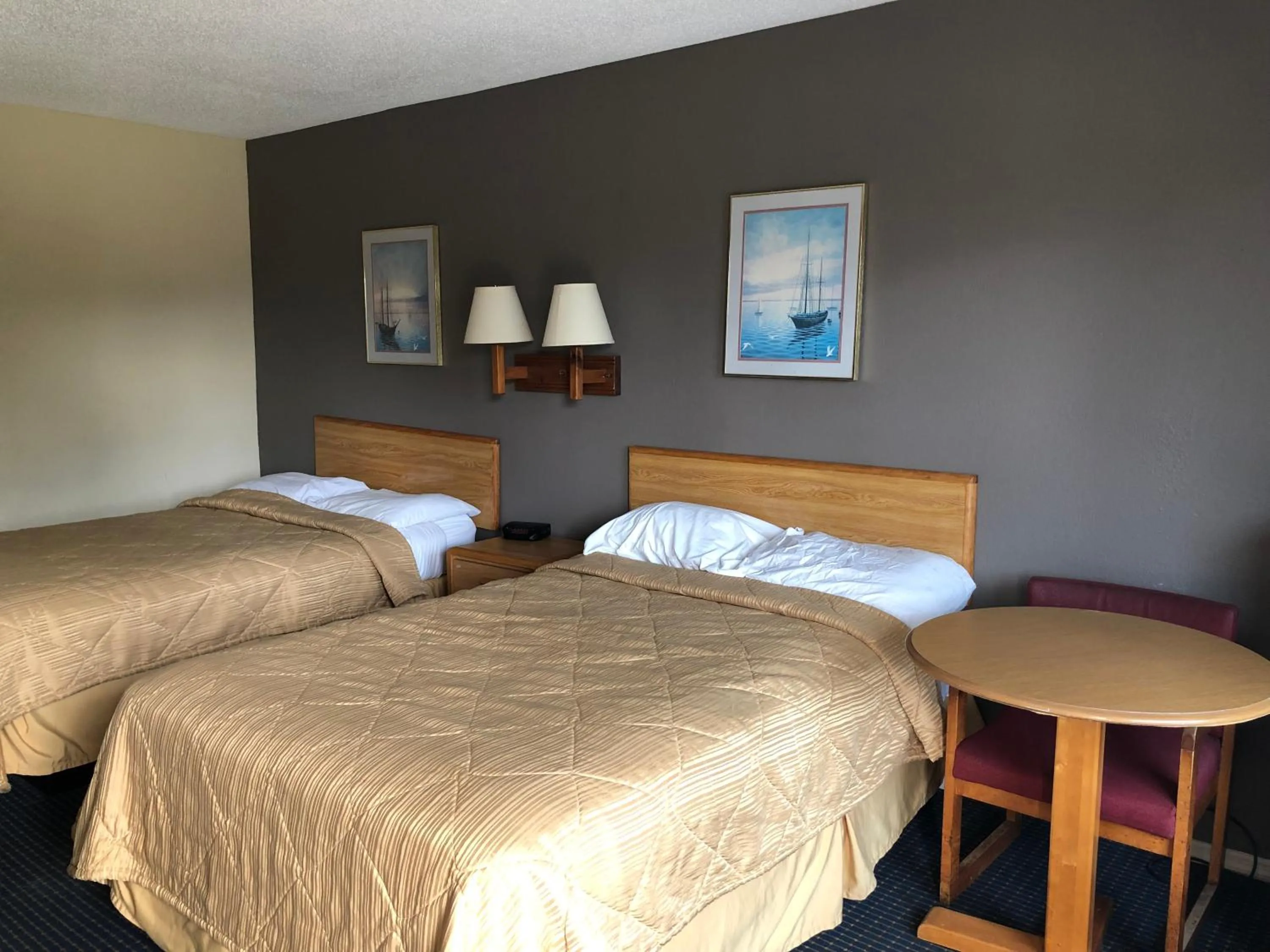 Bed in Americas Best Inn - Savannah I-95