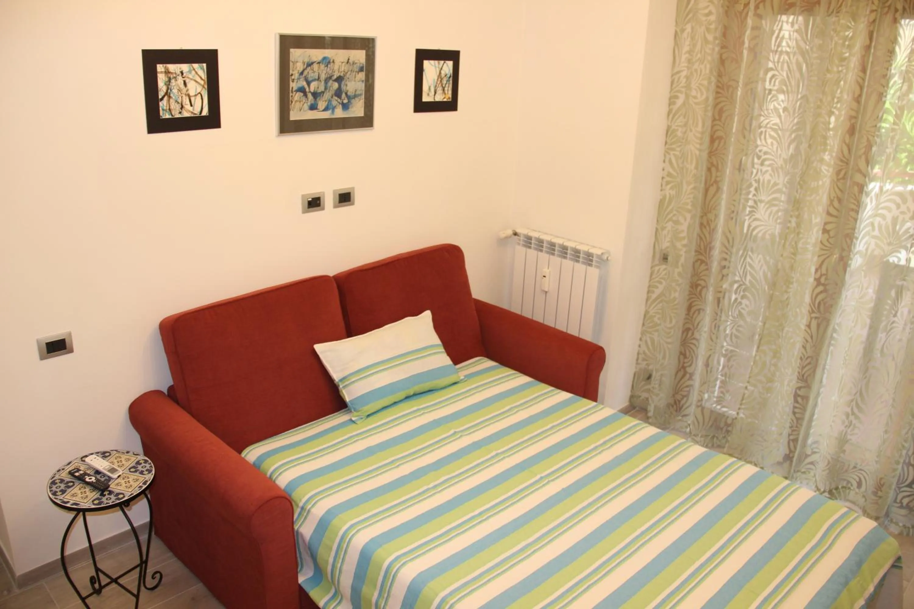 Living room, Bed in Appartamento Lungomare Toscanelli