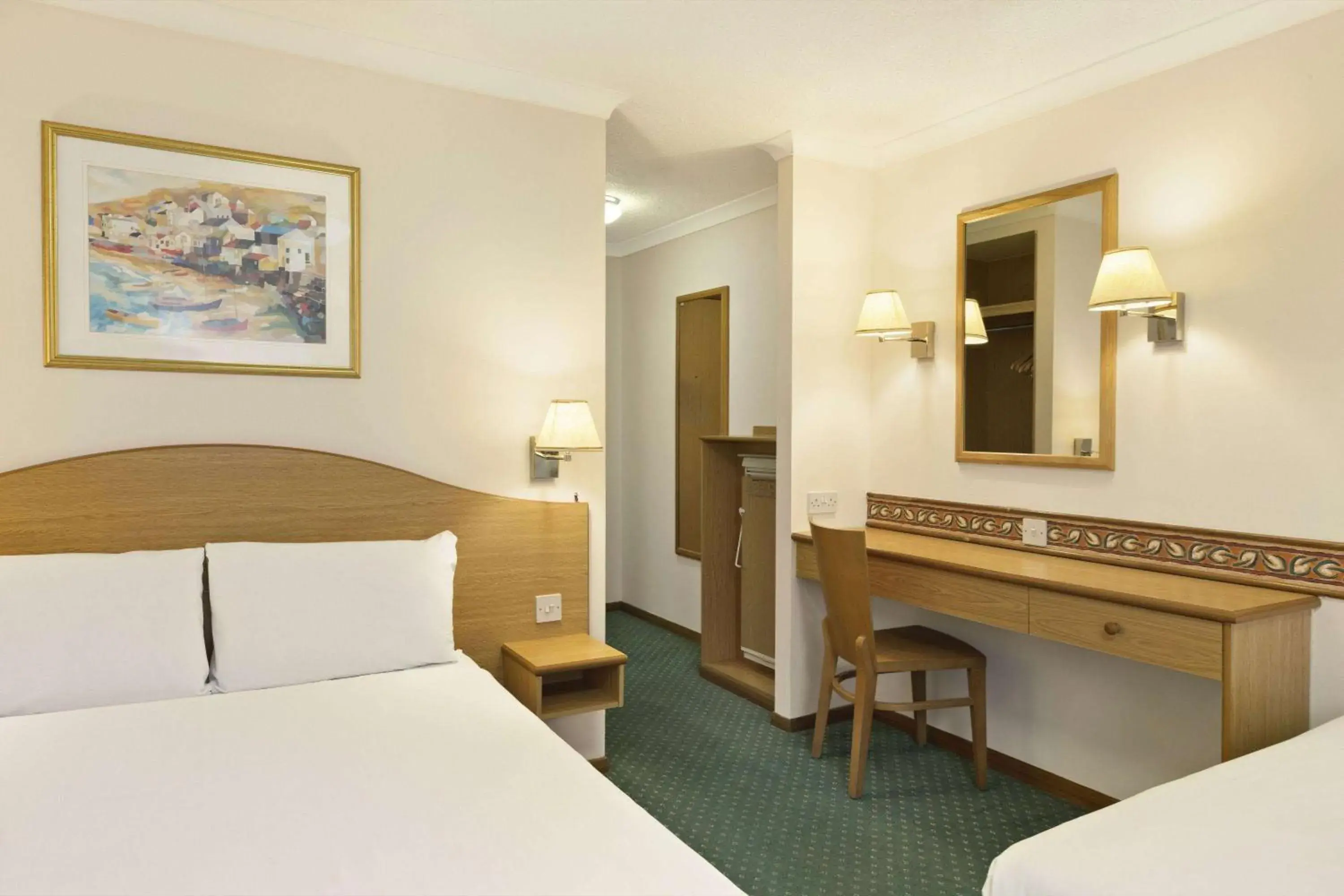 Photo of the whole room, Bed in Days Inn Hotel Leicester Photo of the whole room, Bed in Days Inn Hotel Leicester