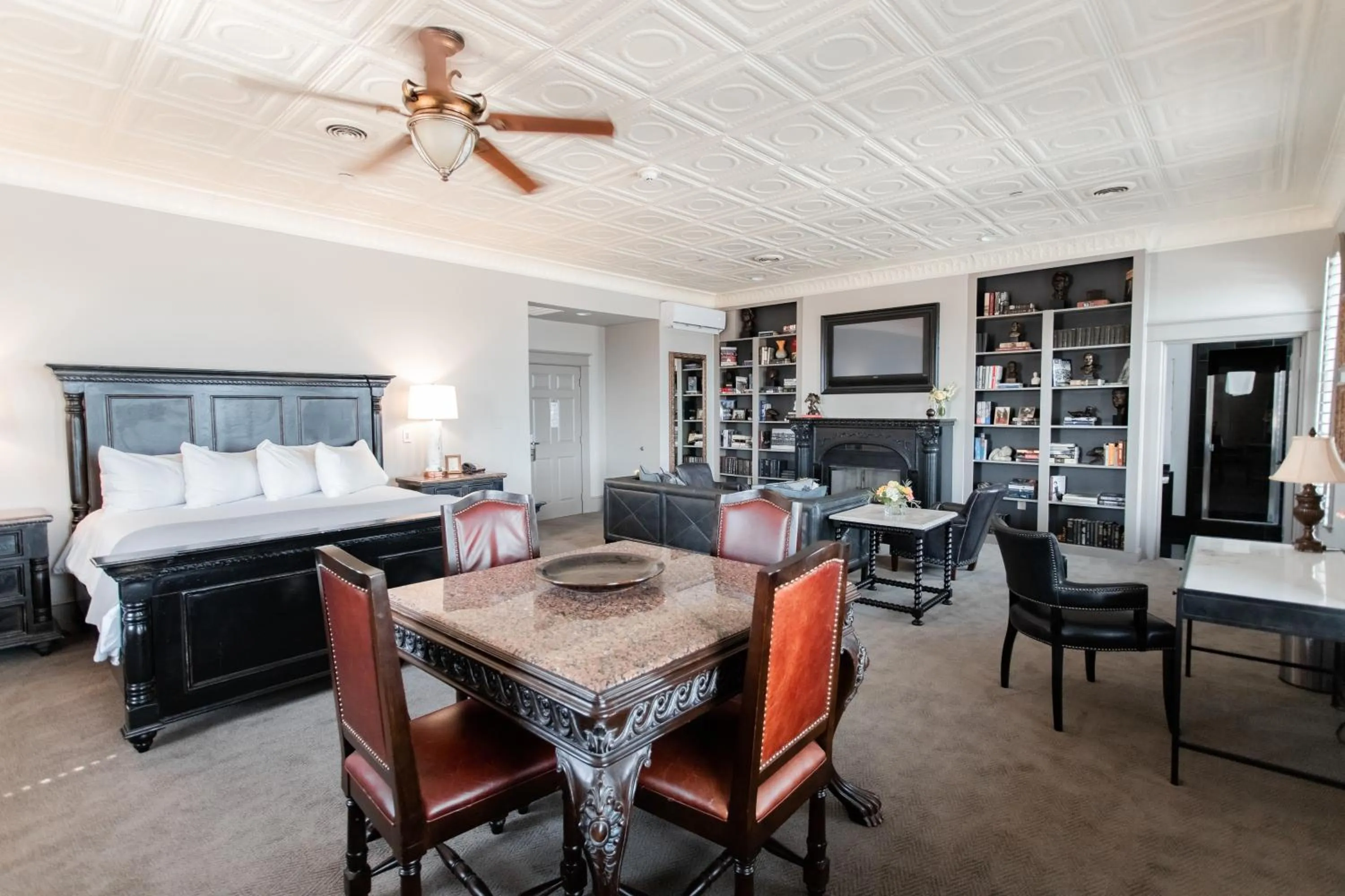 Photo of the whole room, Bed in Grand Hotel