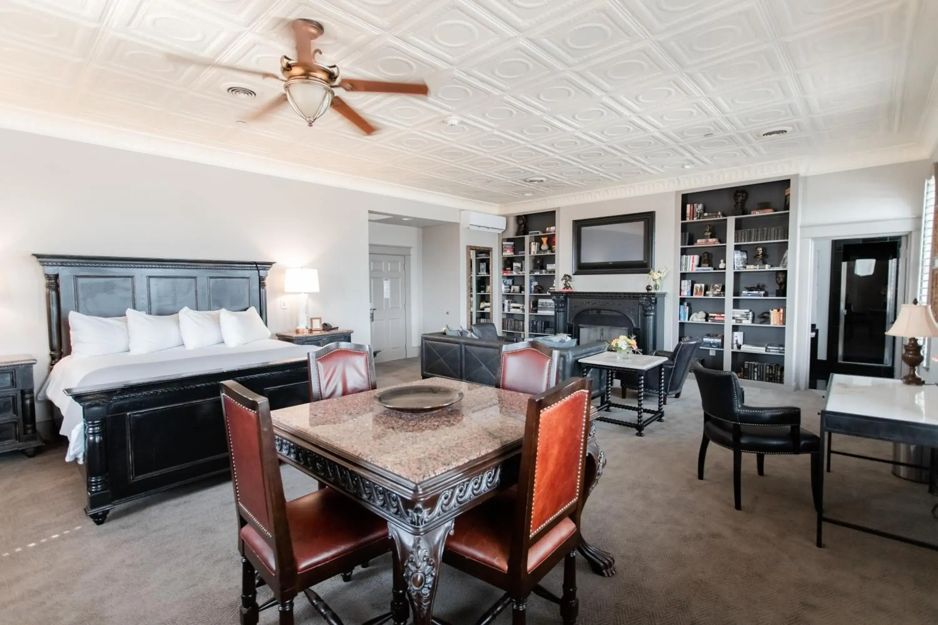 Photo of the whole room, Bed in Grand Hotel Photo of the whole room, Bed in Grand Hotel