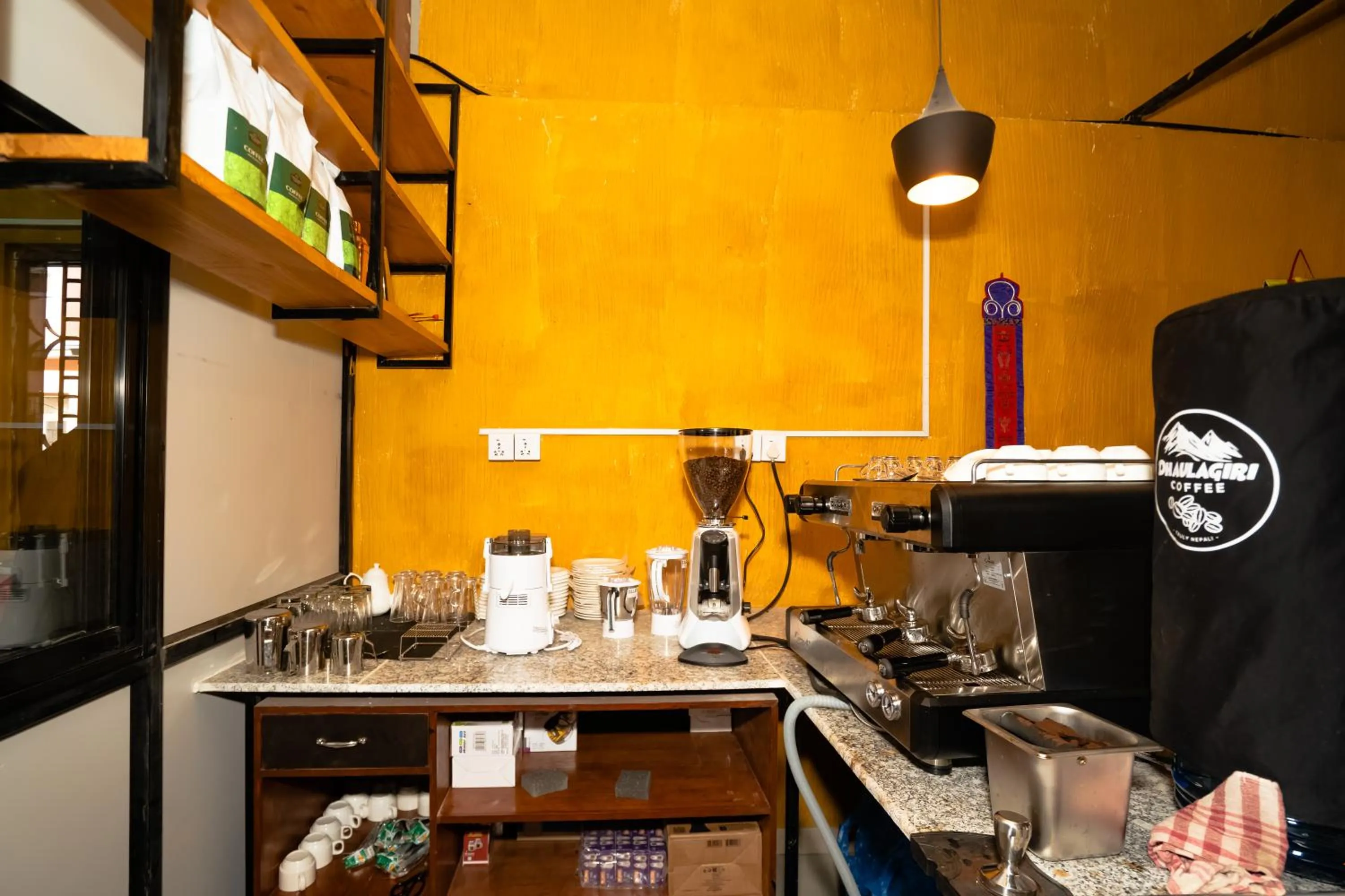 Restaurant/places to eat in Kwabahal Boutique Hostel