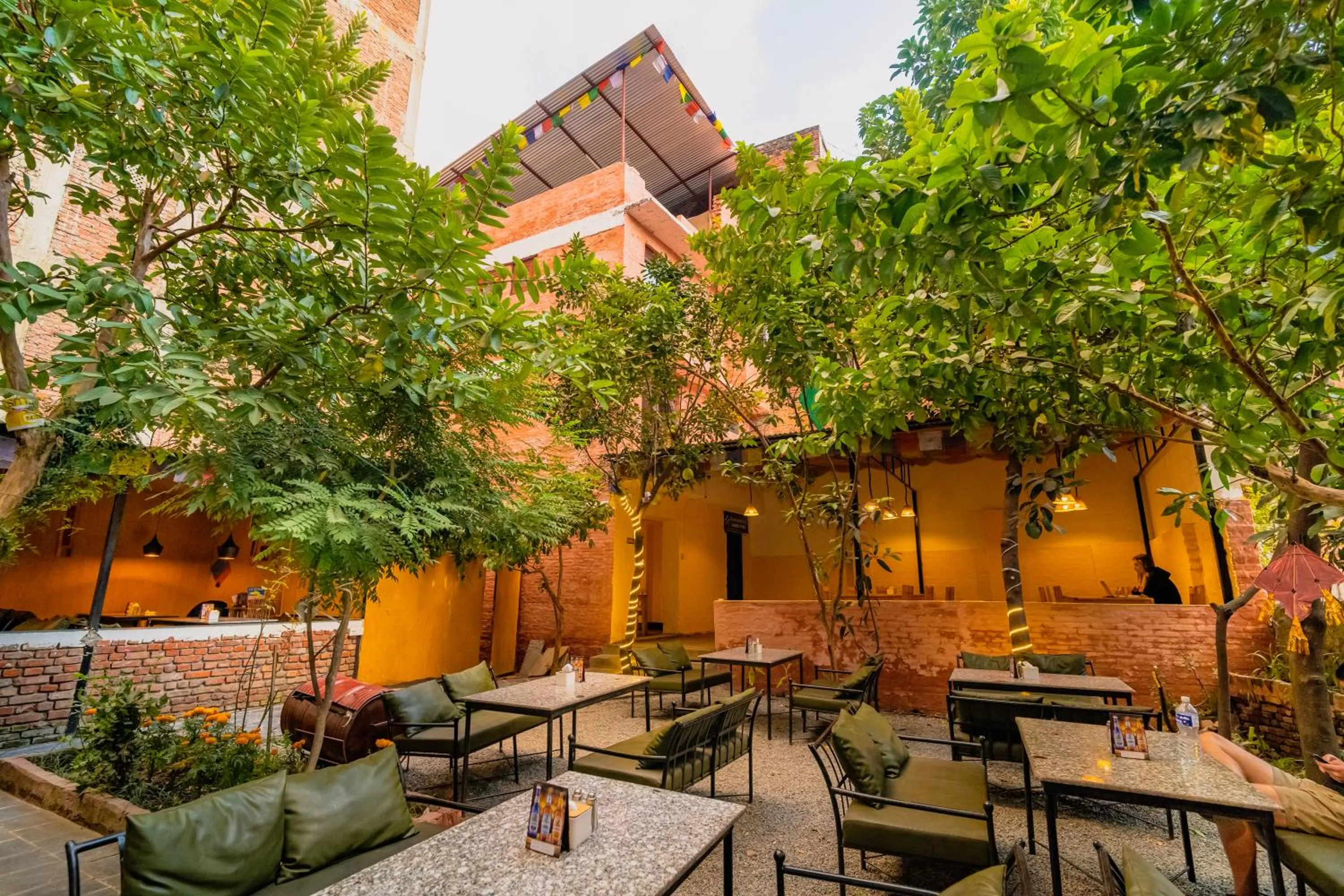 Restaurant/places to eat in Kwabahal Boutique Hostel