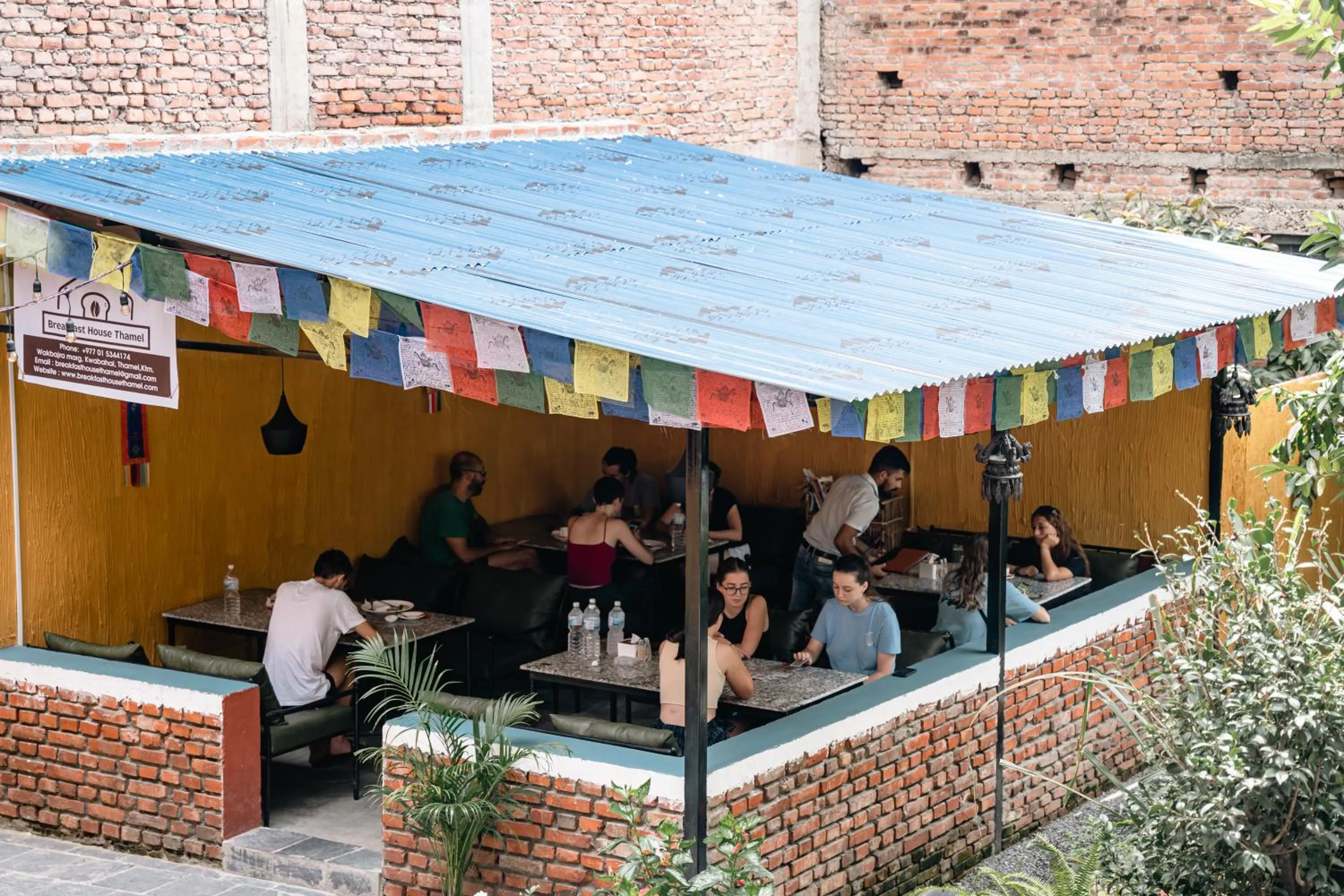 Restaurant/places to eat in Kwabahal Boutique Hostel