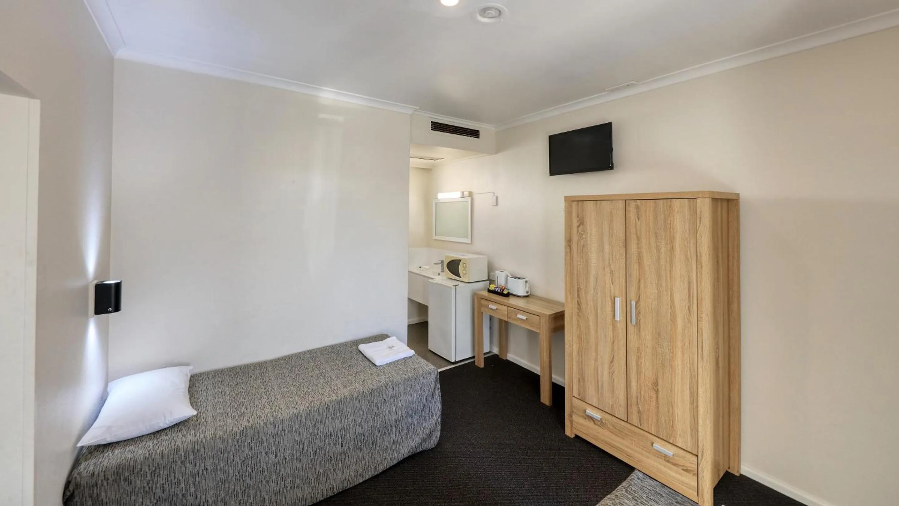 Bed in Coachman Hotel Motel