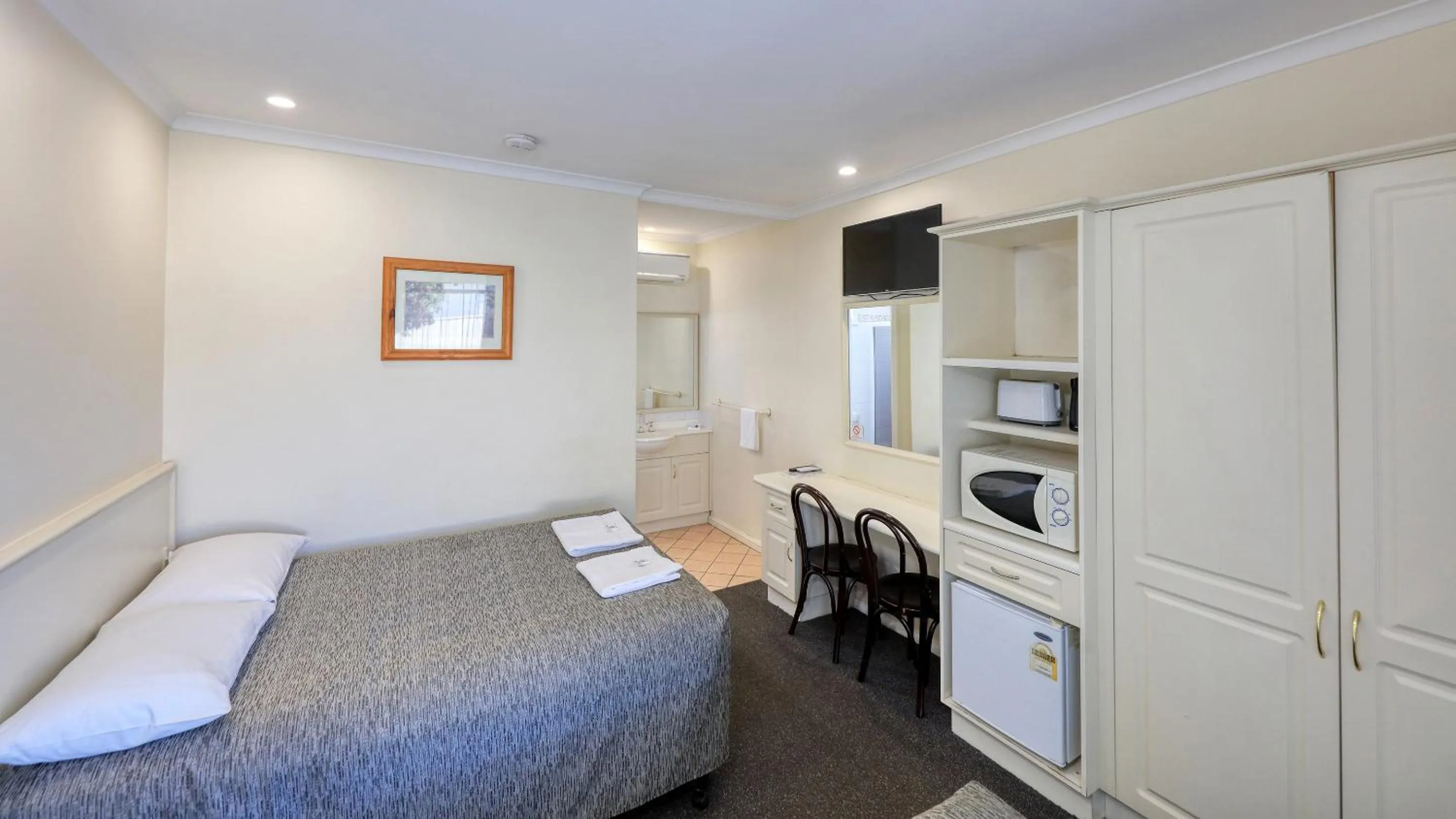 Bed in Coachman Hotel Motel