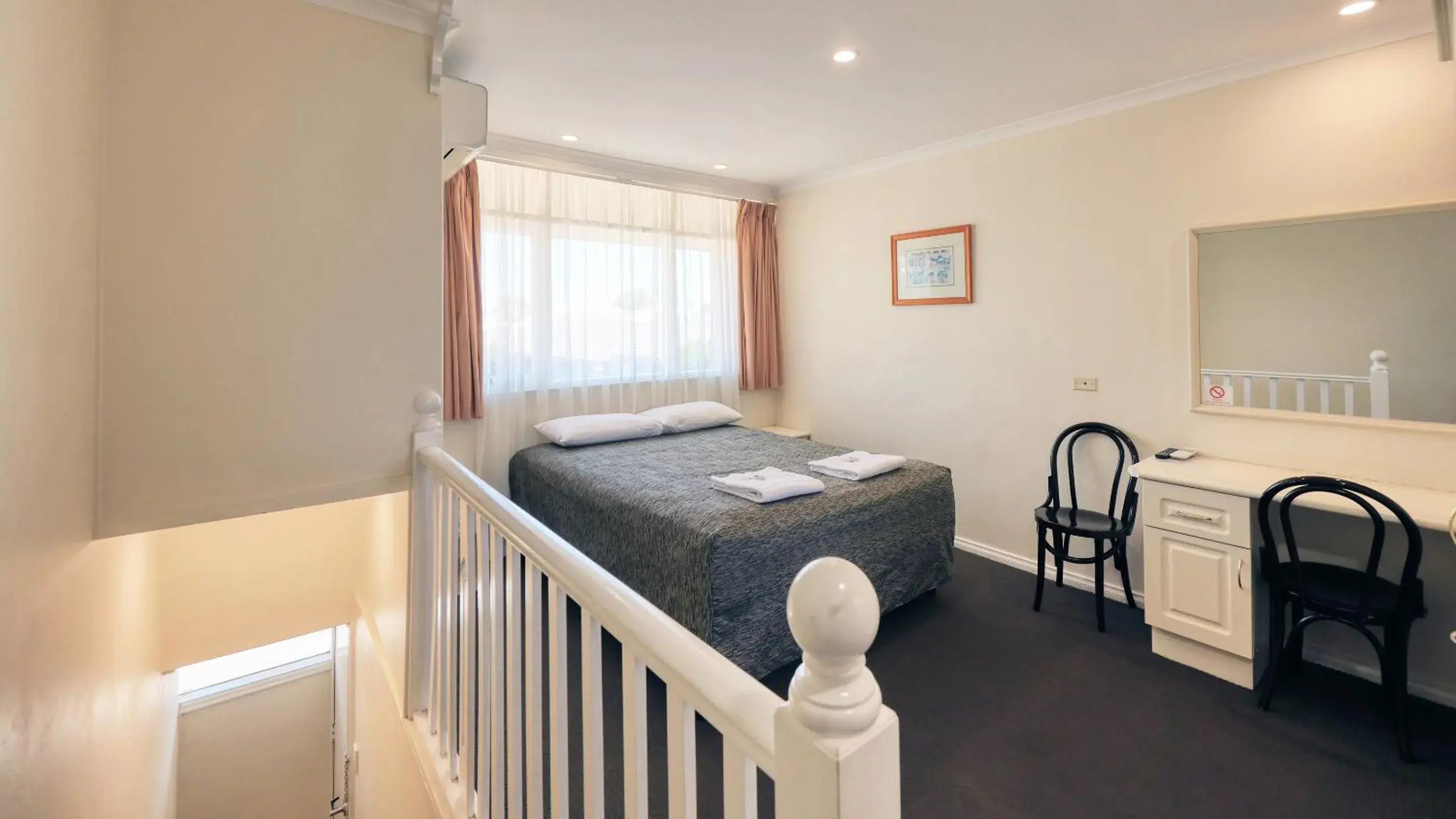 Queen Room in Coachman Hotel Motel Queen Room in Coachman Hotel Motel