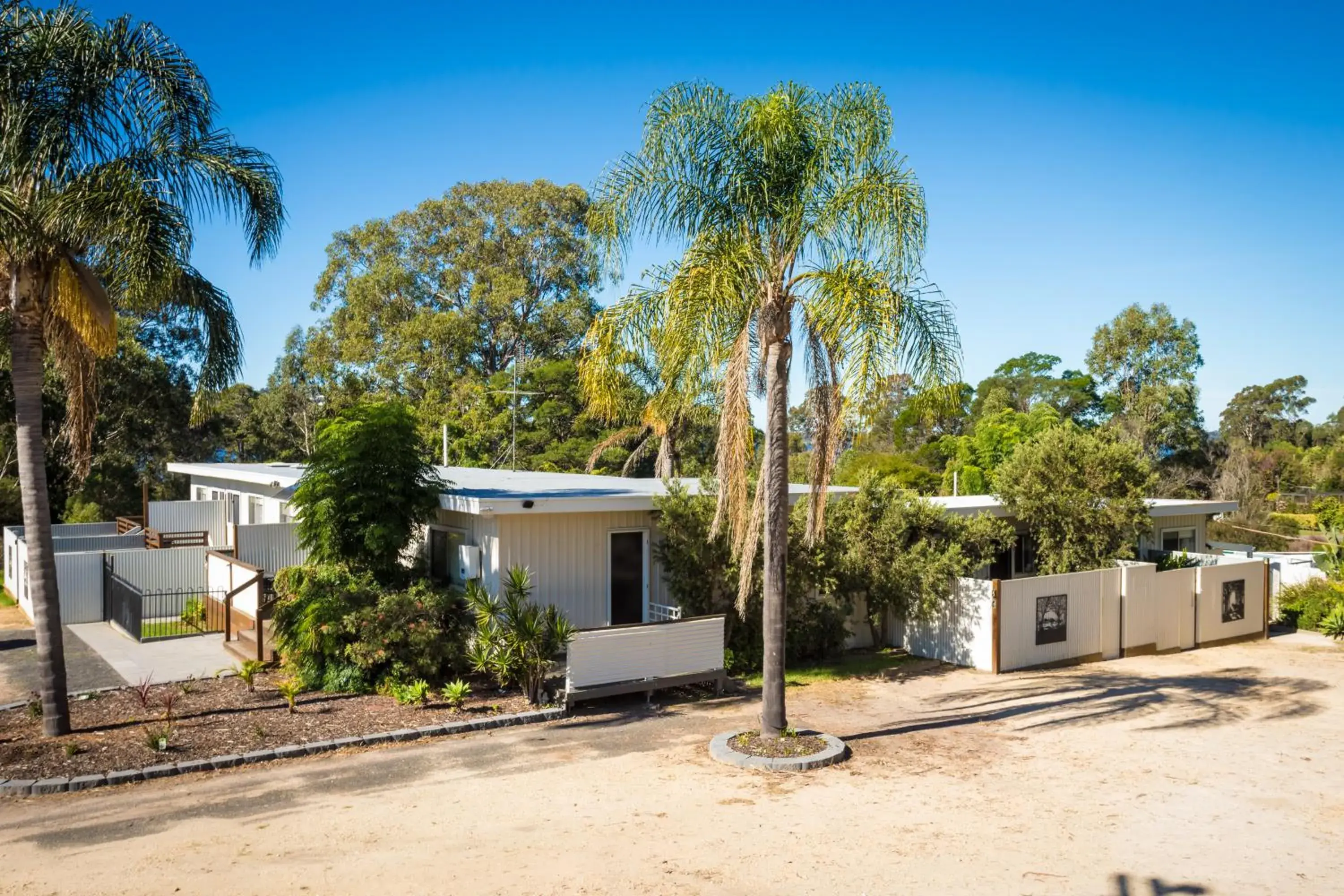 Property building in Top of the Lake Holiday Units Property building in Top of the Lake Holiday Units