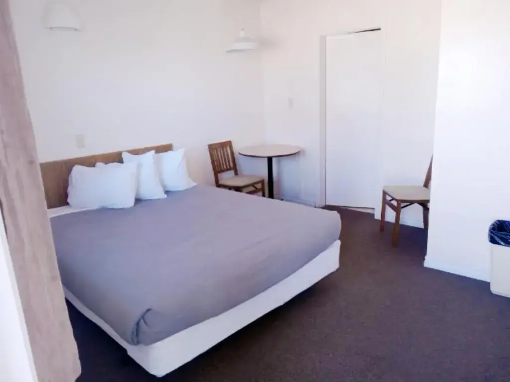 Queen Room - Non-Smoking in Cardston Inn Queen Room - Non-Smoking in Cardston Inn