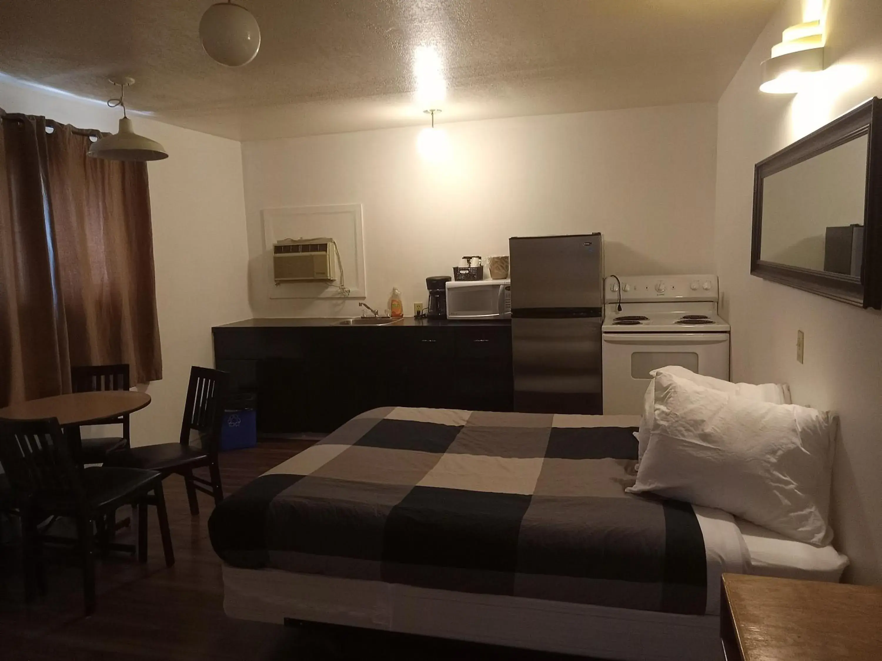 Family Suite with Kitchen and 2 Bedrooms - Non-smoking in Cardston Inn Family Suite with Kitchen and 2 Bedrooms - Non-smoking in Cardston Inn