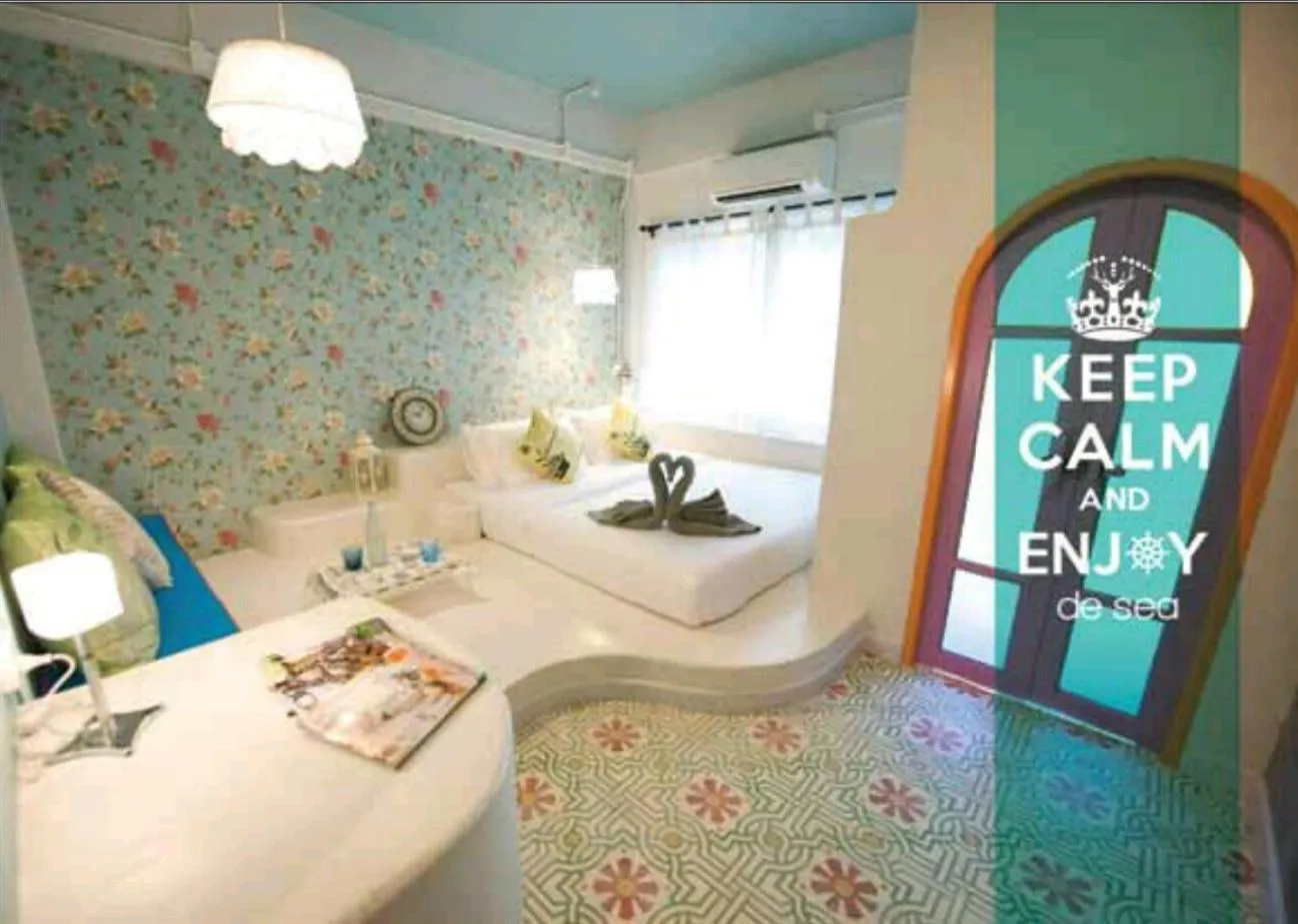 Text overlay, Bed in De Sea Almond