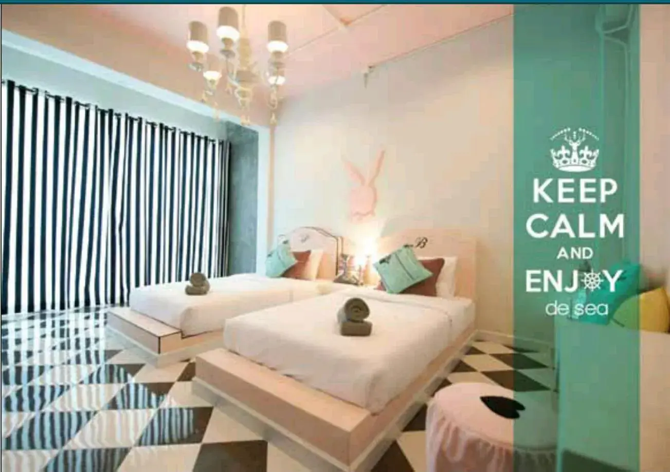 Text overlay, Bed in De Sea Almond Text overlay, Bed in De Sea Almond