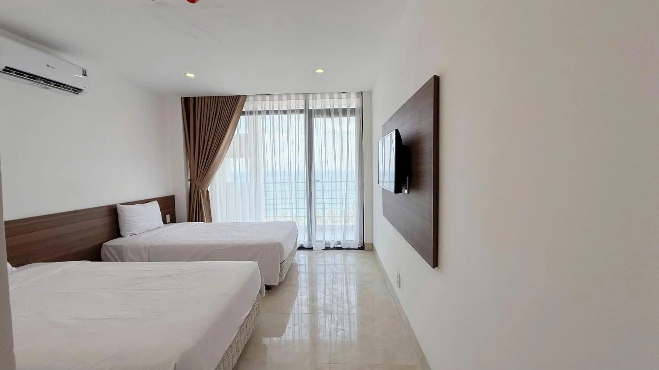 Communal lounge/ TV room, Bed in AQua Hotel & Spa