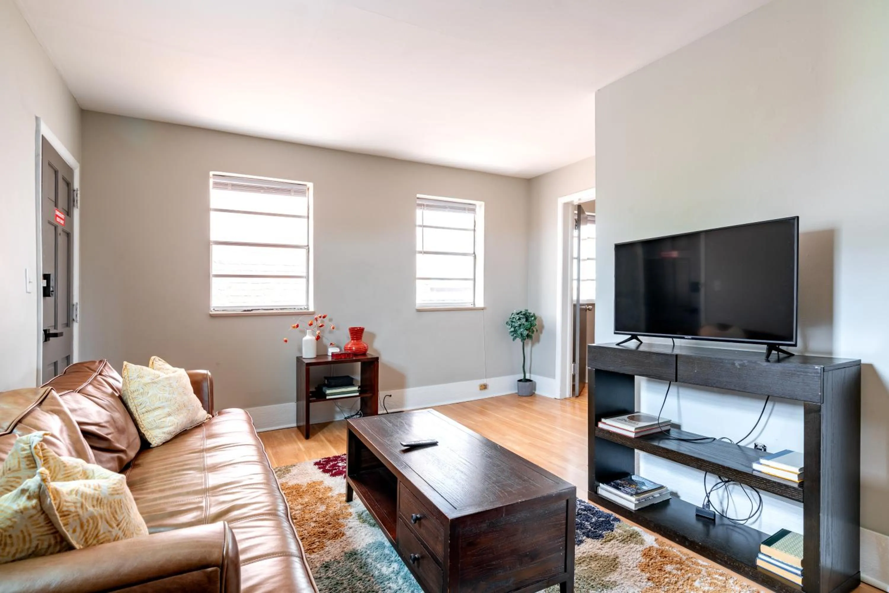 Communal lounge/ TV room in Jungle House Modern Lofts - Arena District & Short North