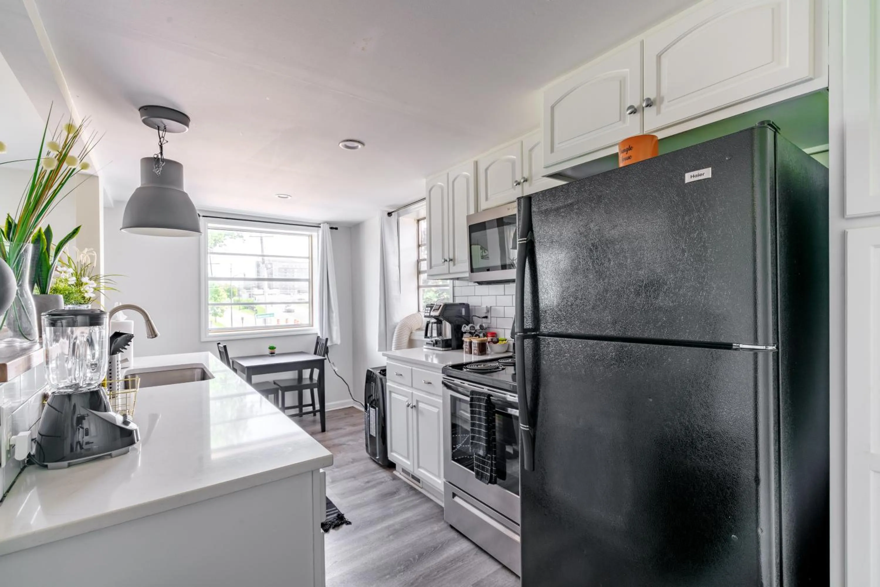 Kitchen or kitchenette in Jungle House Modern Lofts - Arena District & Short North