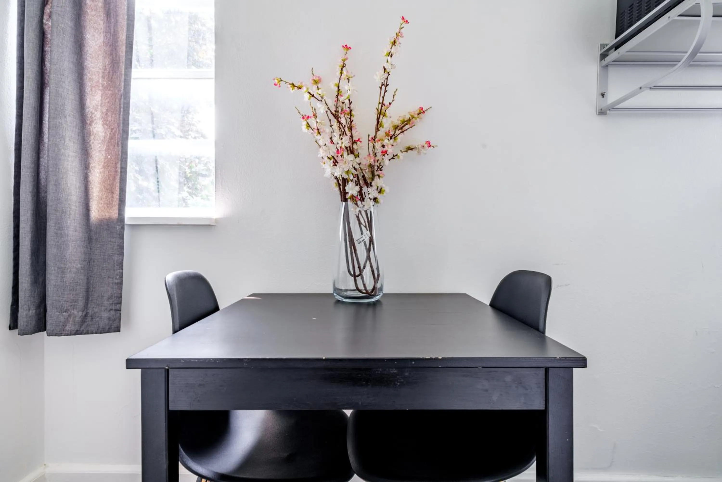 Dining area in Jungle House Modern Lofts - Arena District & Short North