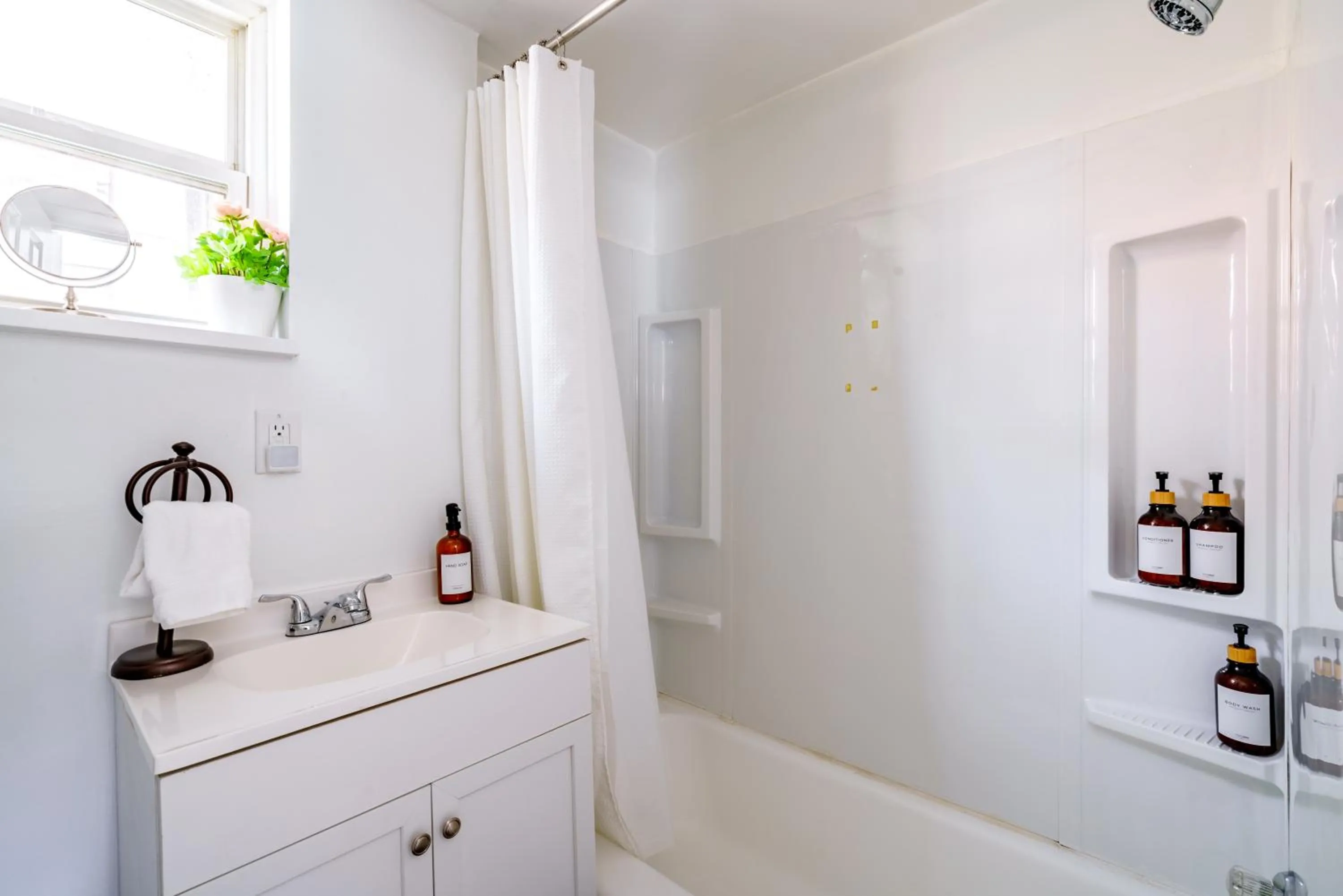 Shower in Jungle House Modern Lofts - Arena District & Short North